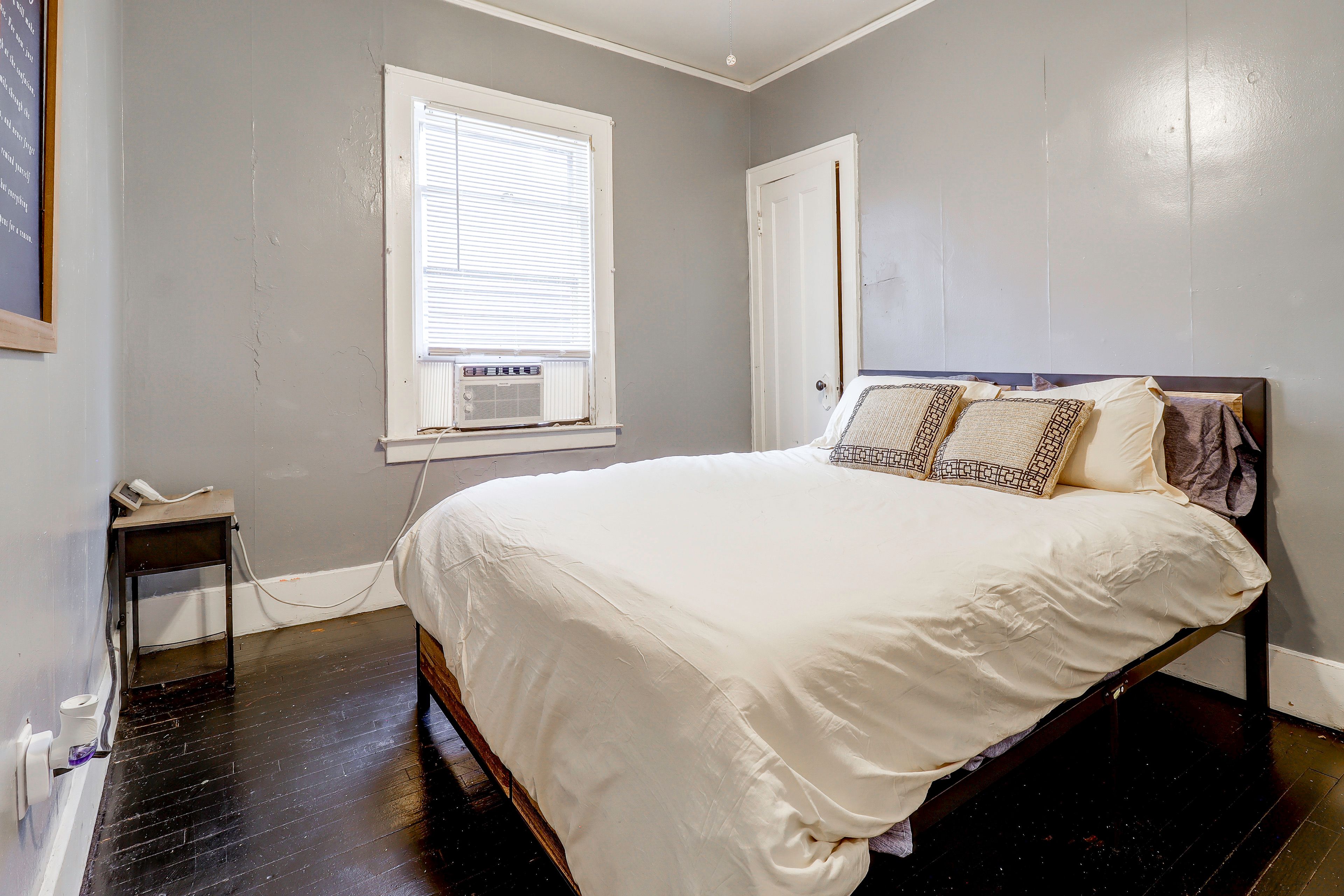 Bedroom | Queen Bed | Smart TV