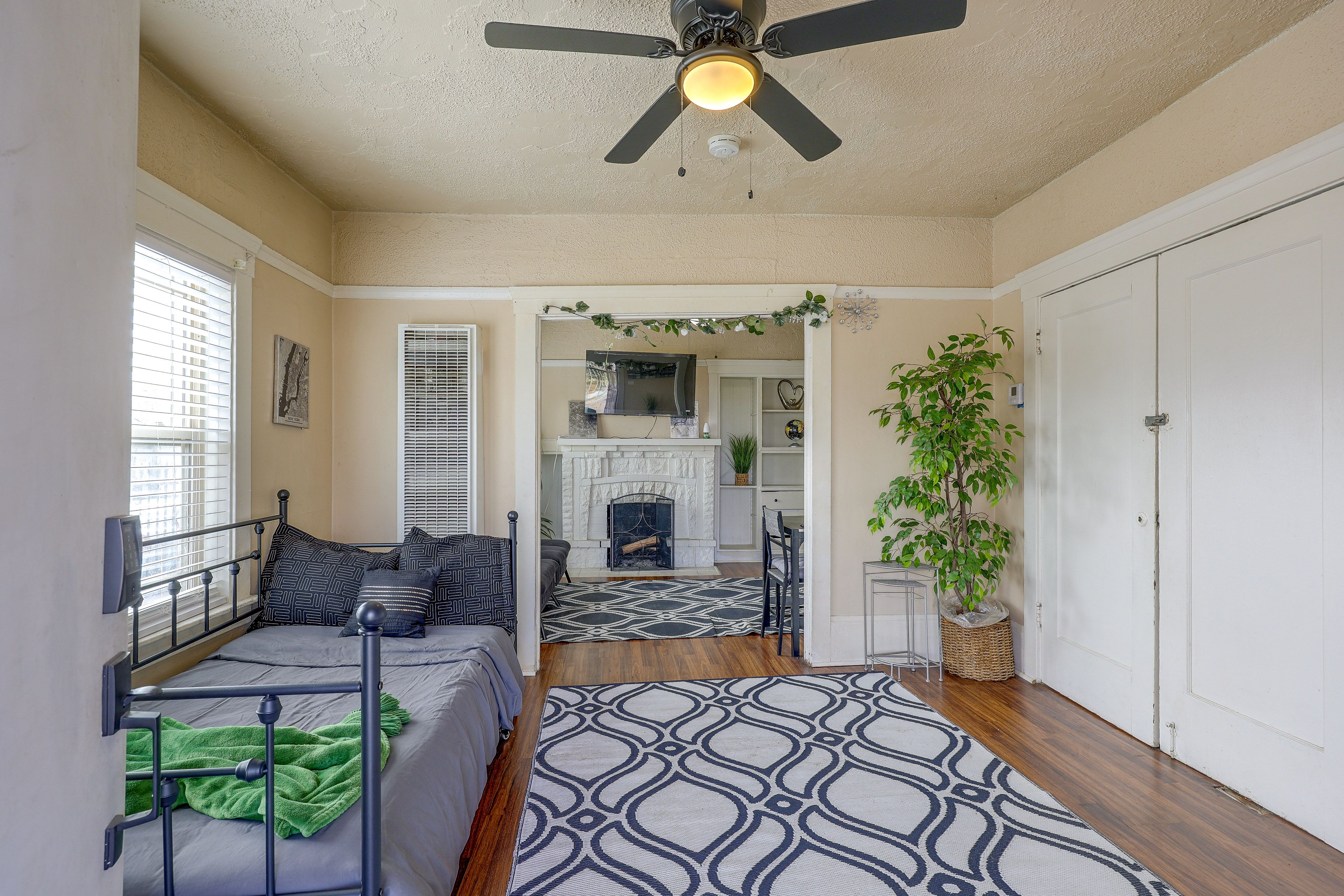 Living Room | Twin Daybed w/ Twin Trundle