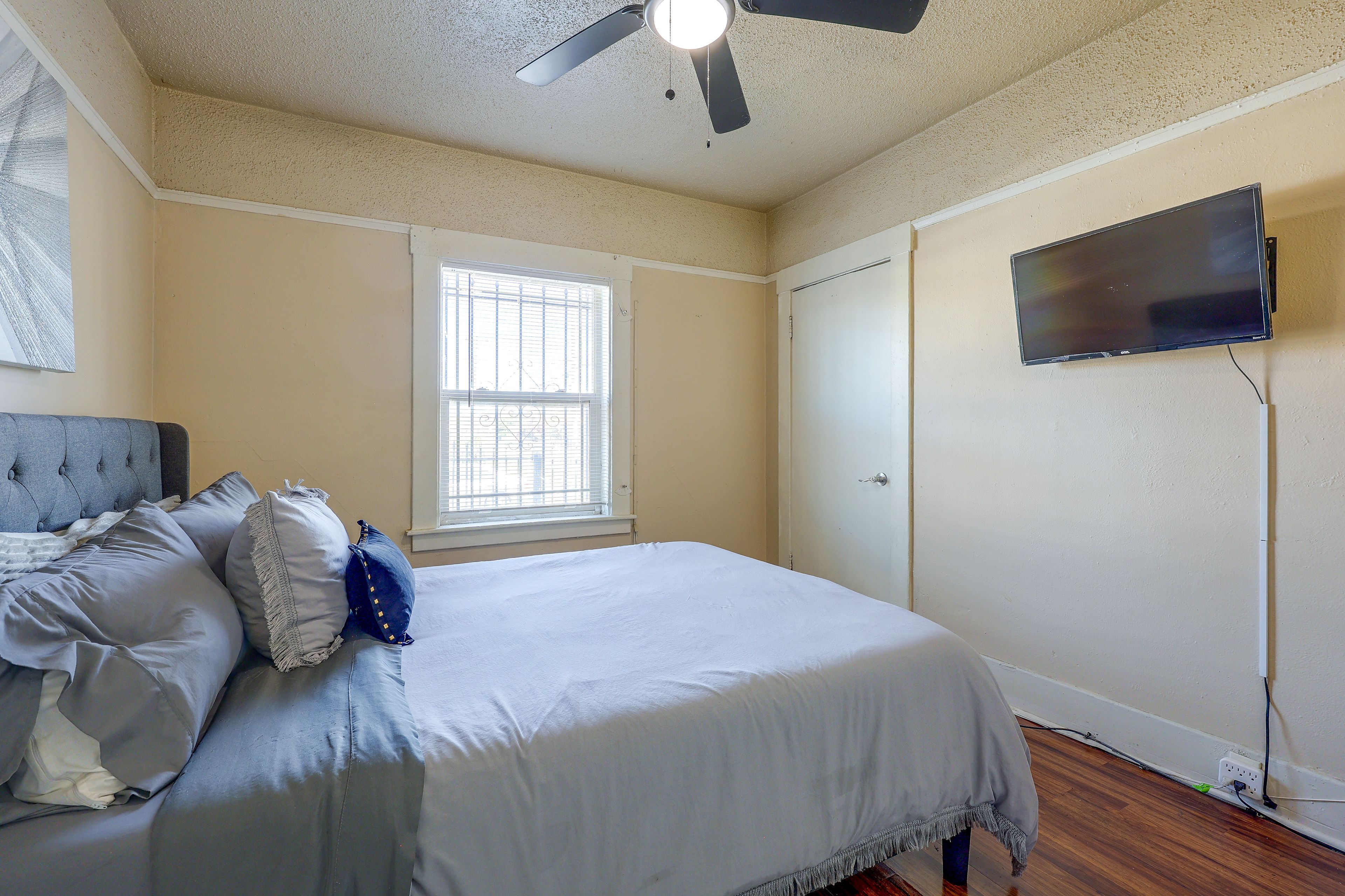 Bedroom | Queen Bed
