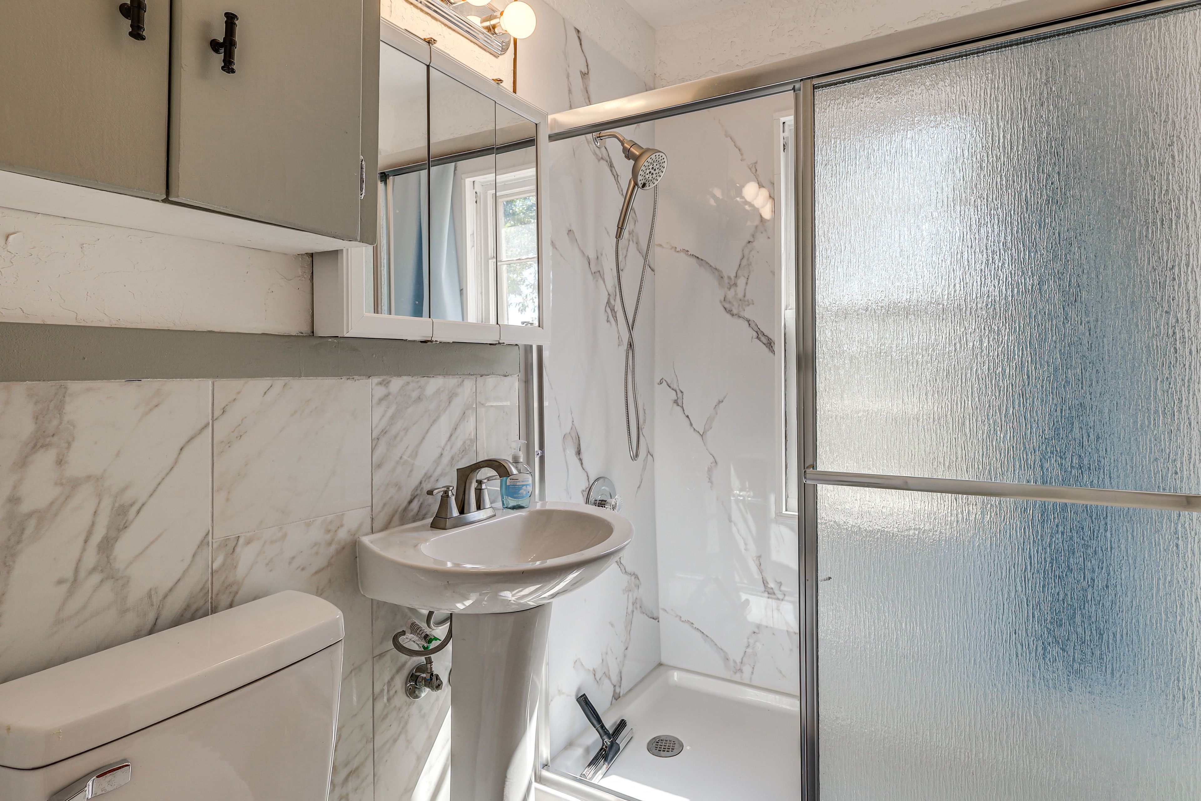 Full Bathroom | Towels & Linens Provided | 2nd Floor