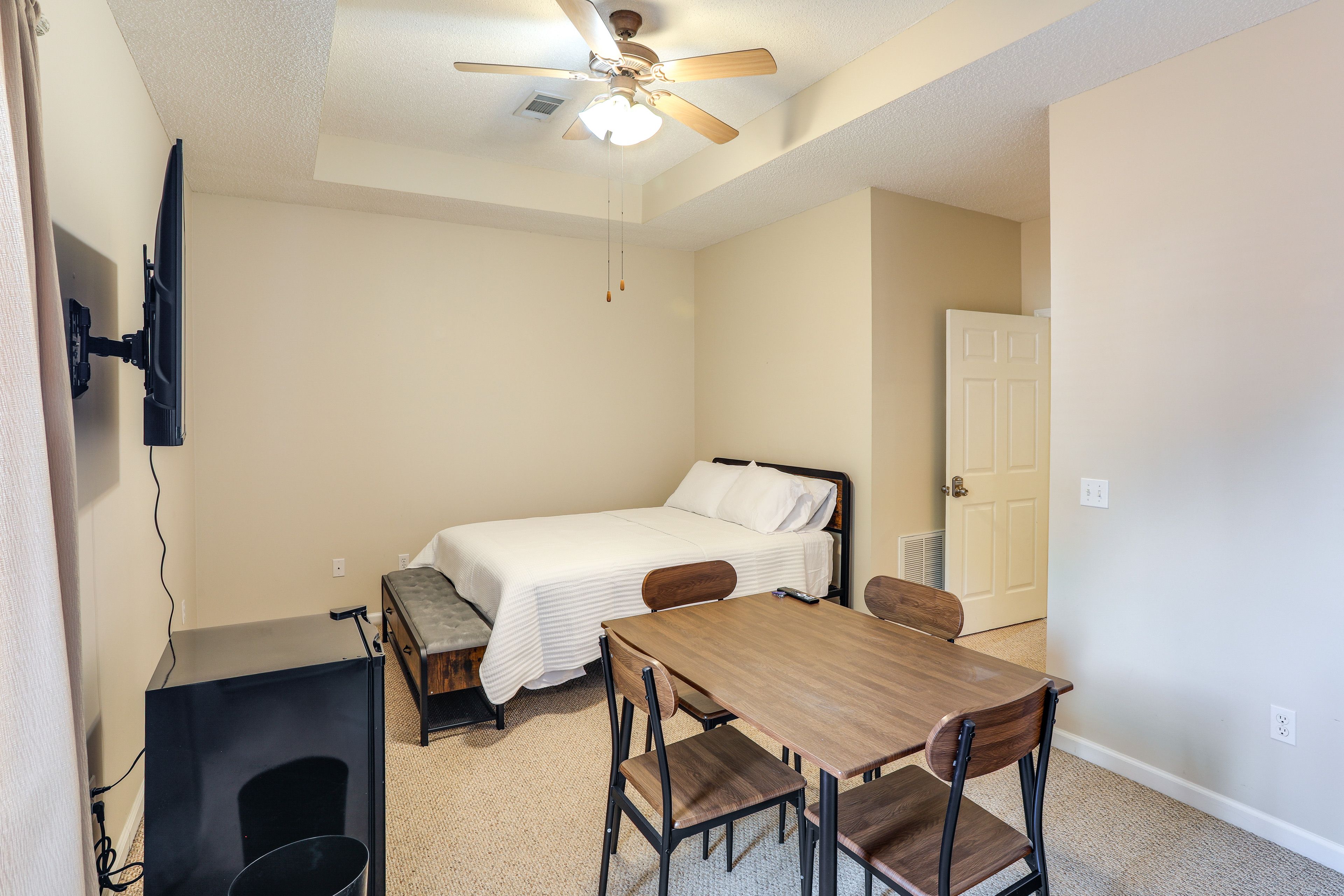 Bedroom 1 | Queen Bed | Dining Table | En-Suite Bathroom | 1st Floor