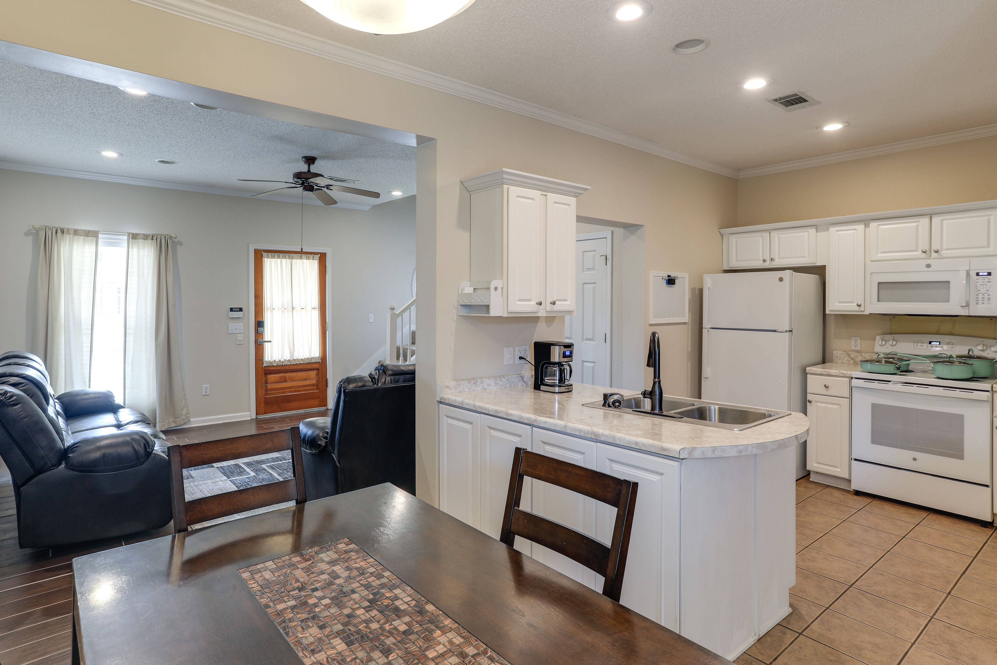 Dining Area | Open Floor Plan | Free WiFi