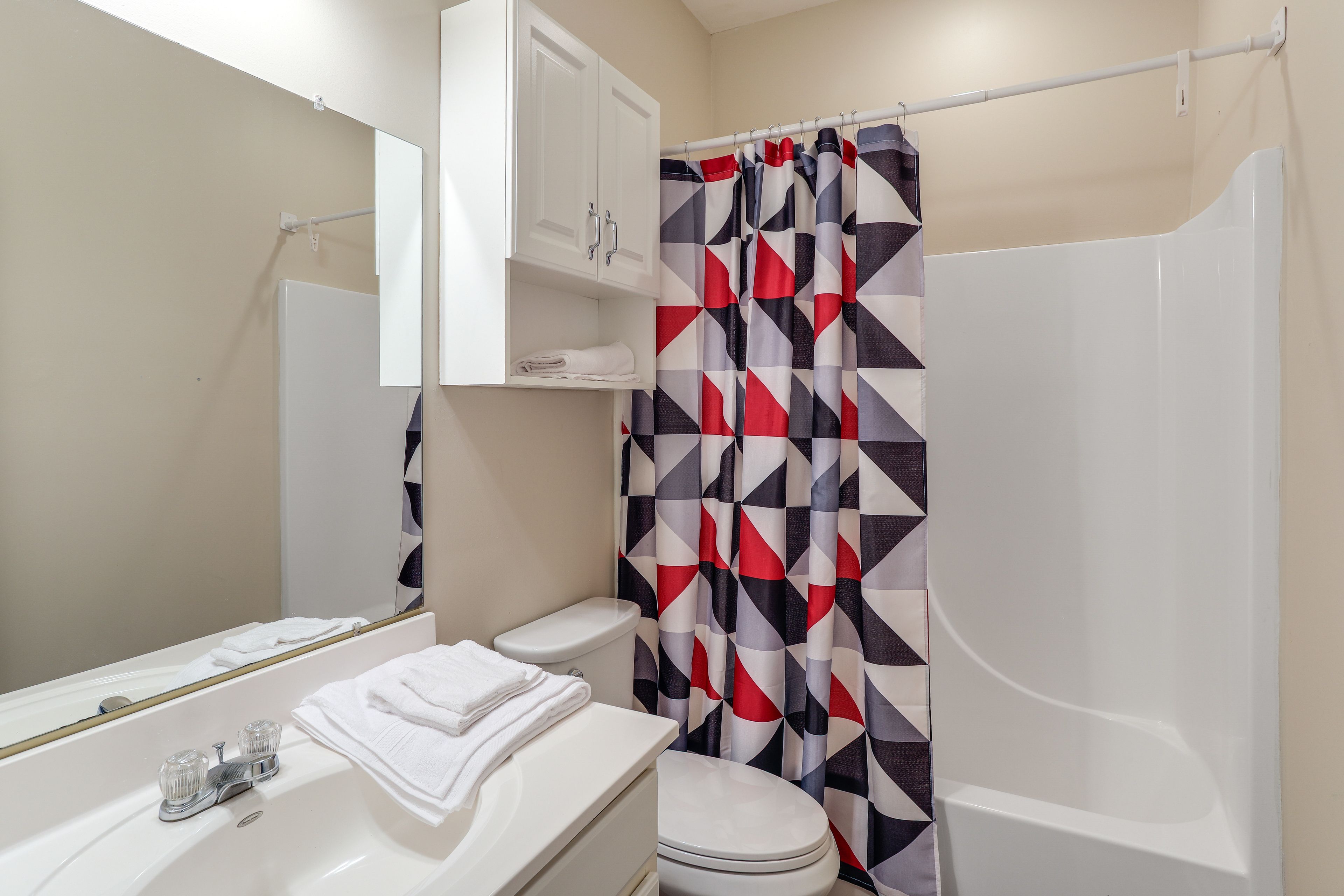 En-Suite Bathroom | Towels & Linens Provided | 1st Floor