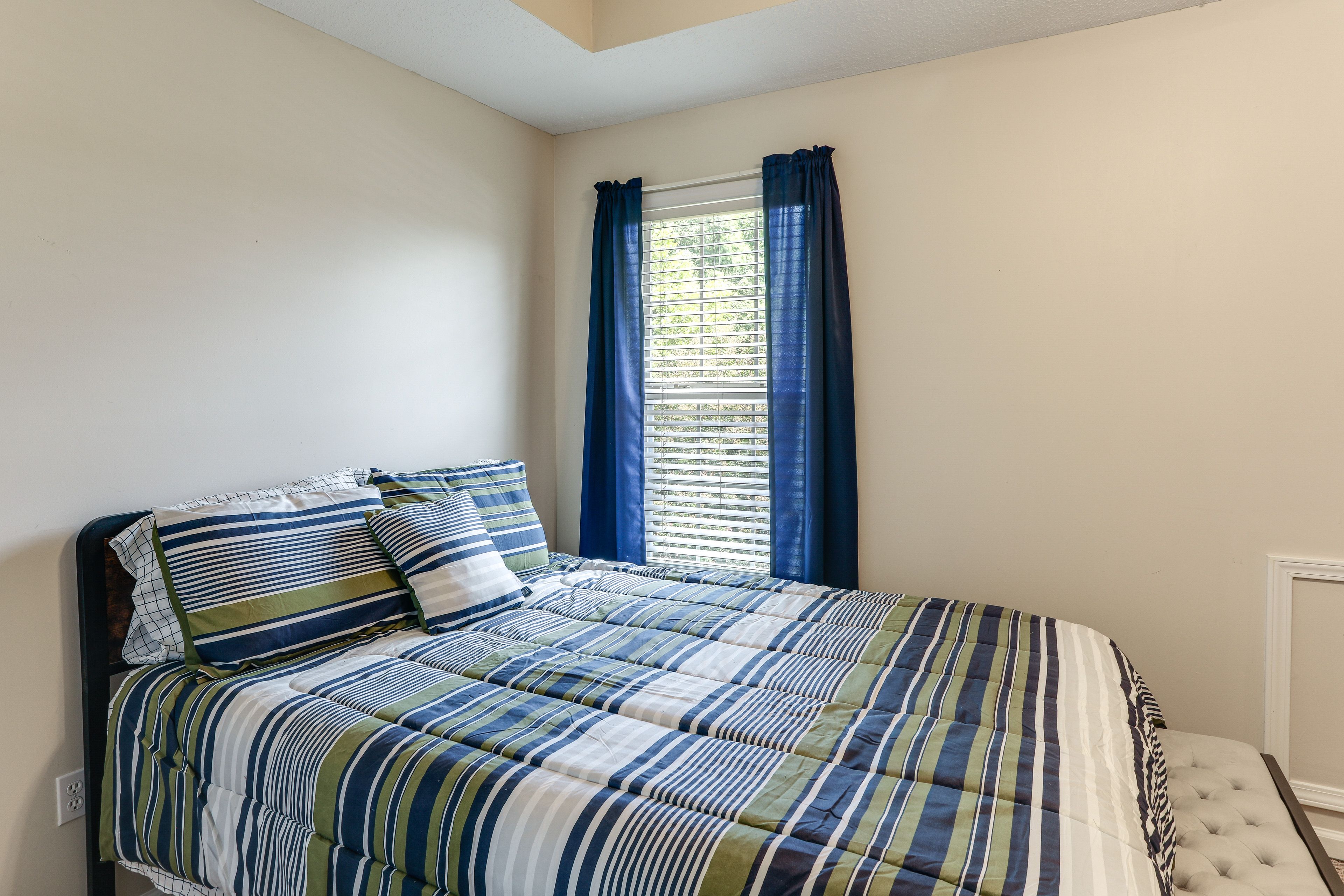 Bedroom 2 | Queen Bed | En-Suite Bathroom | 2nd Floor