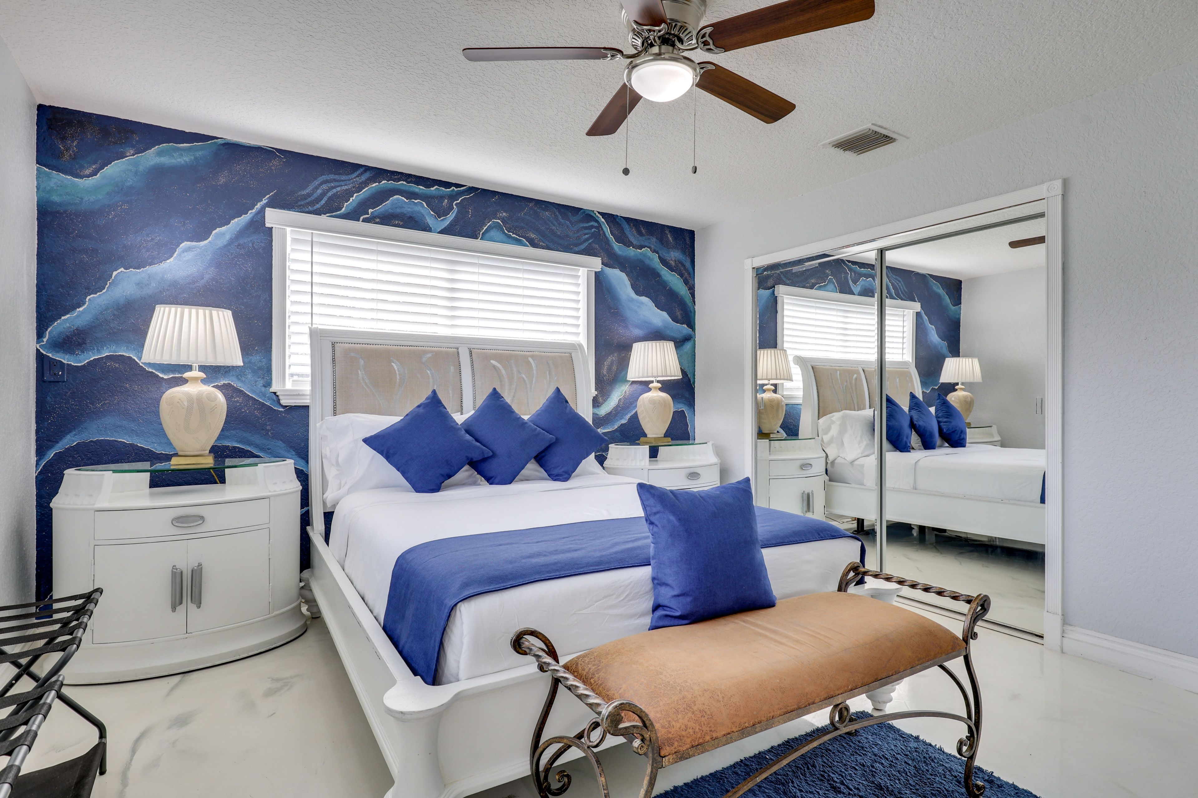 Bedroom 1 | Queen Bed