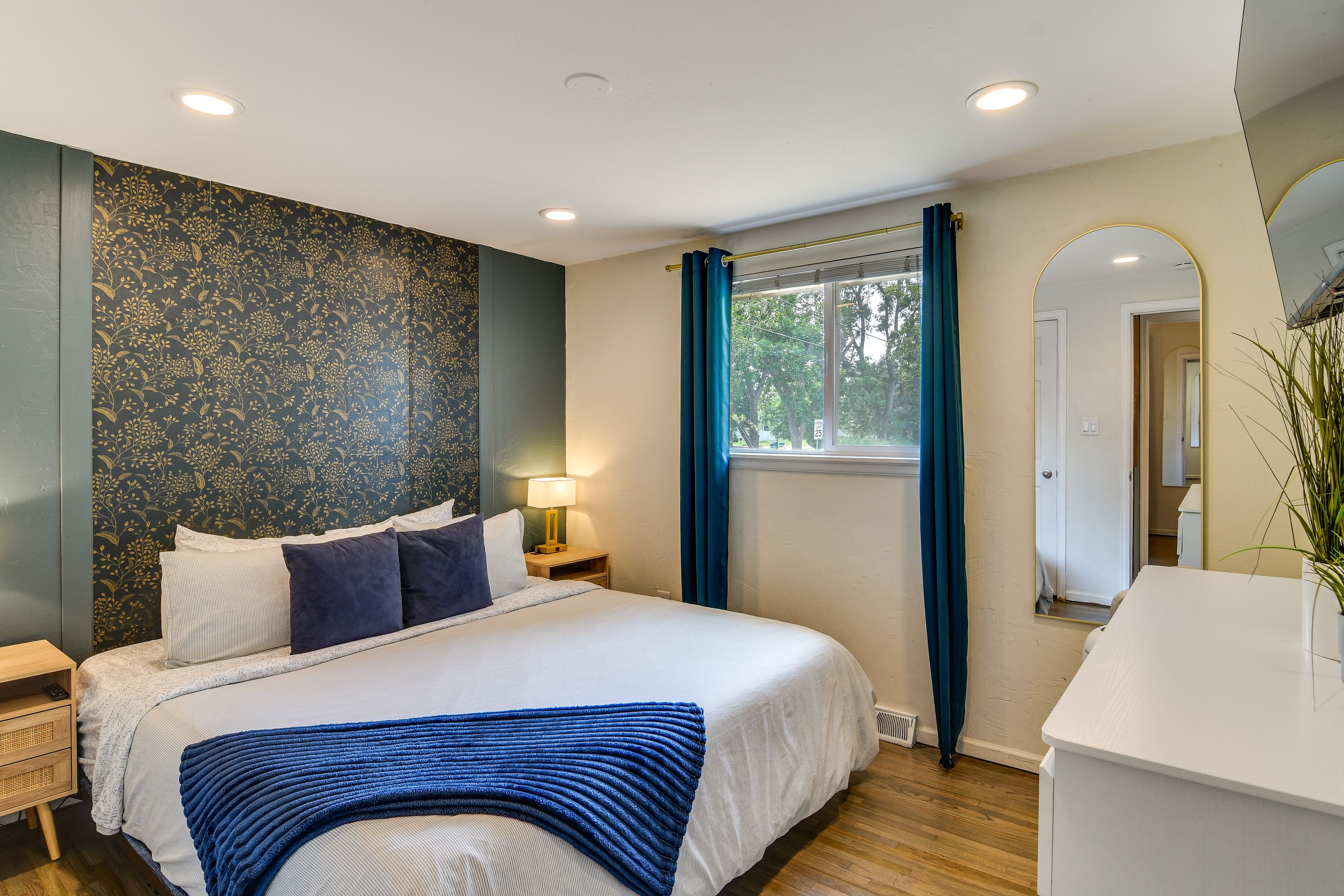 Bedroom 1 | King Bed