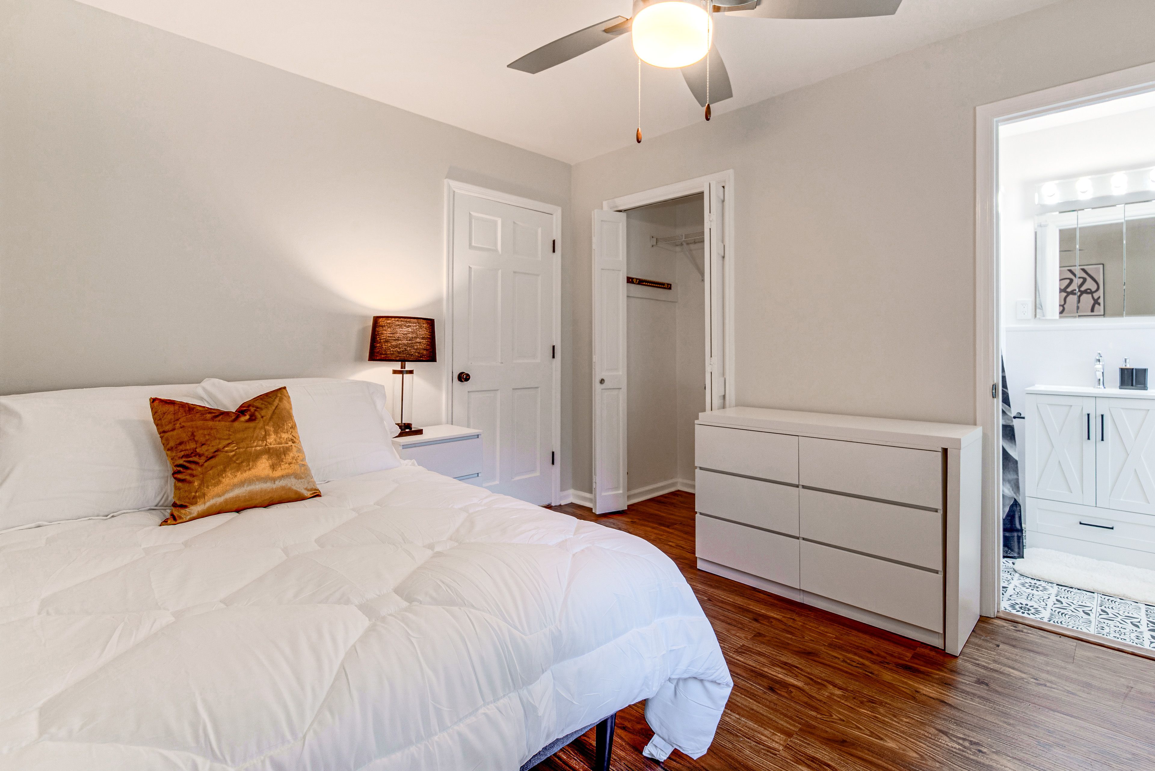 Bedroom 1 | Queen Bed