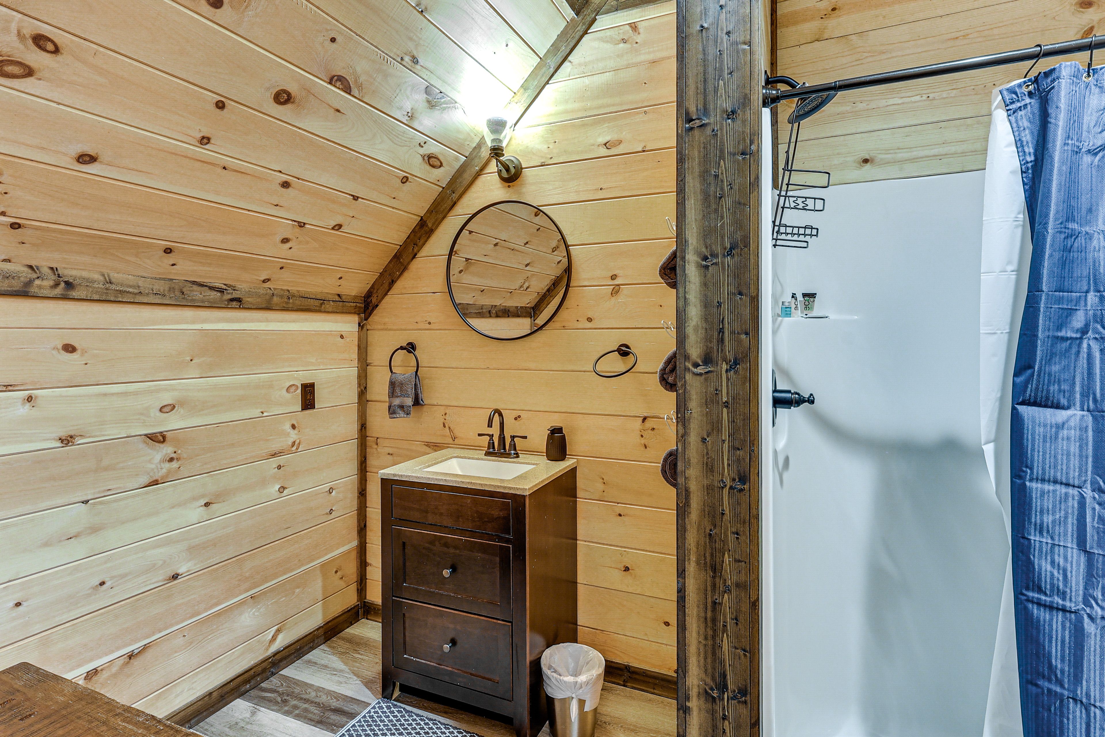 Full Bathroom | Towels & Linens Provided | 2nd Floor