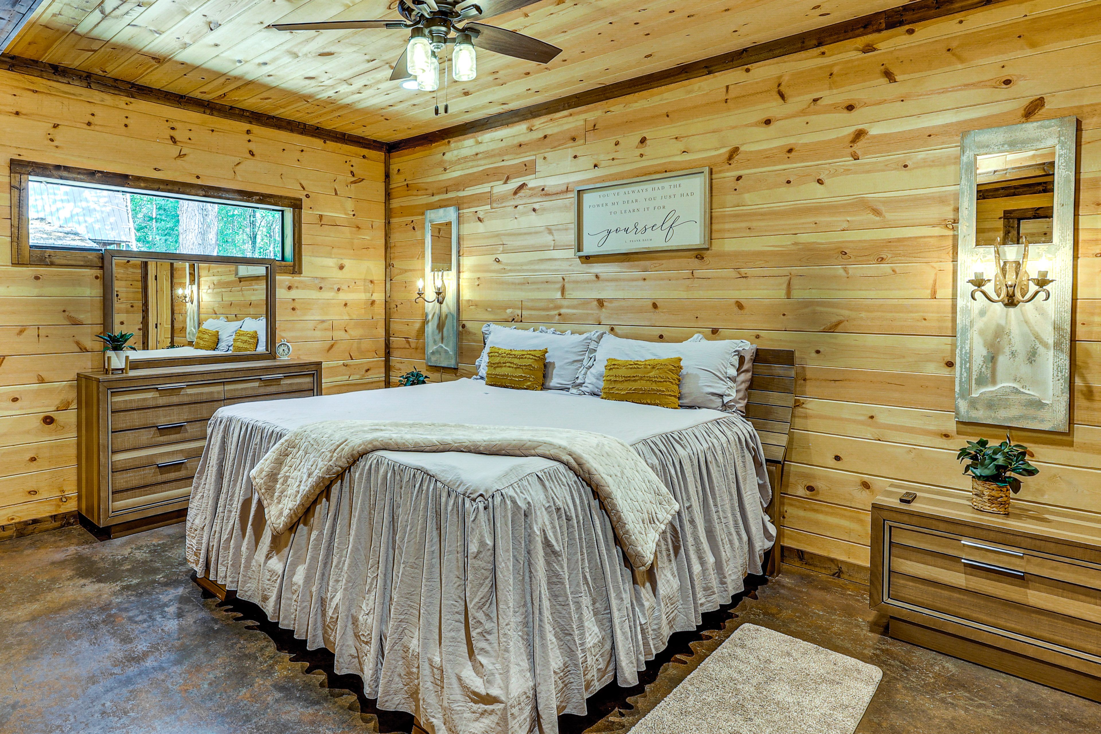 Bedroom | King Bed | En-Suite Bathroom | 1st Floor