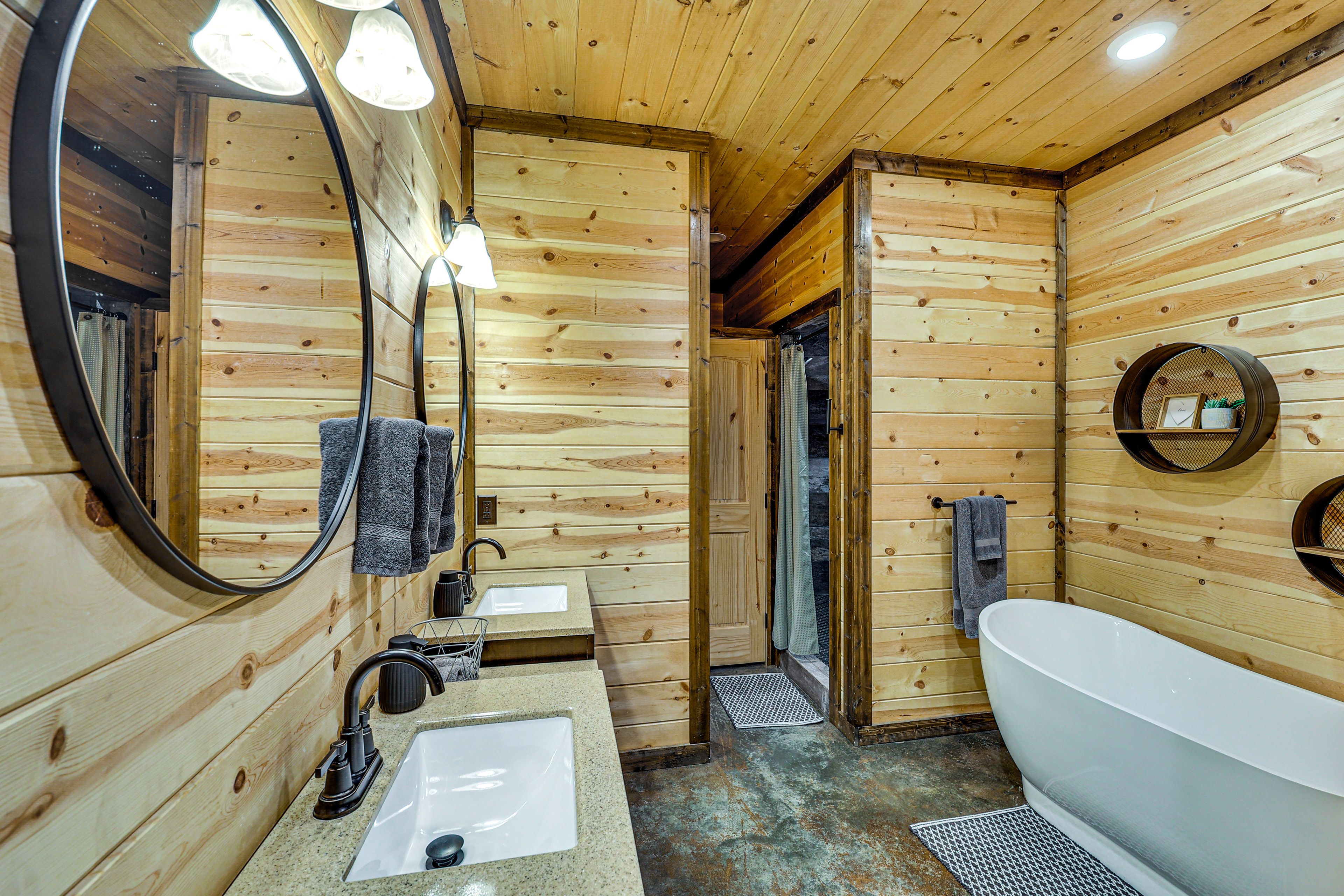 En-Suite Bathroom | Soaking Tub | Shower | 1st Floor