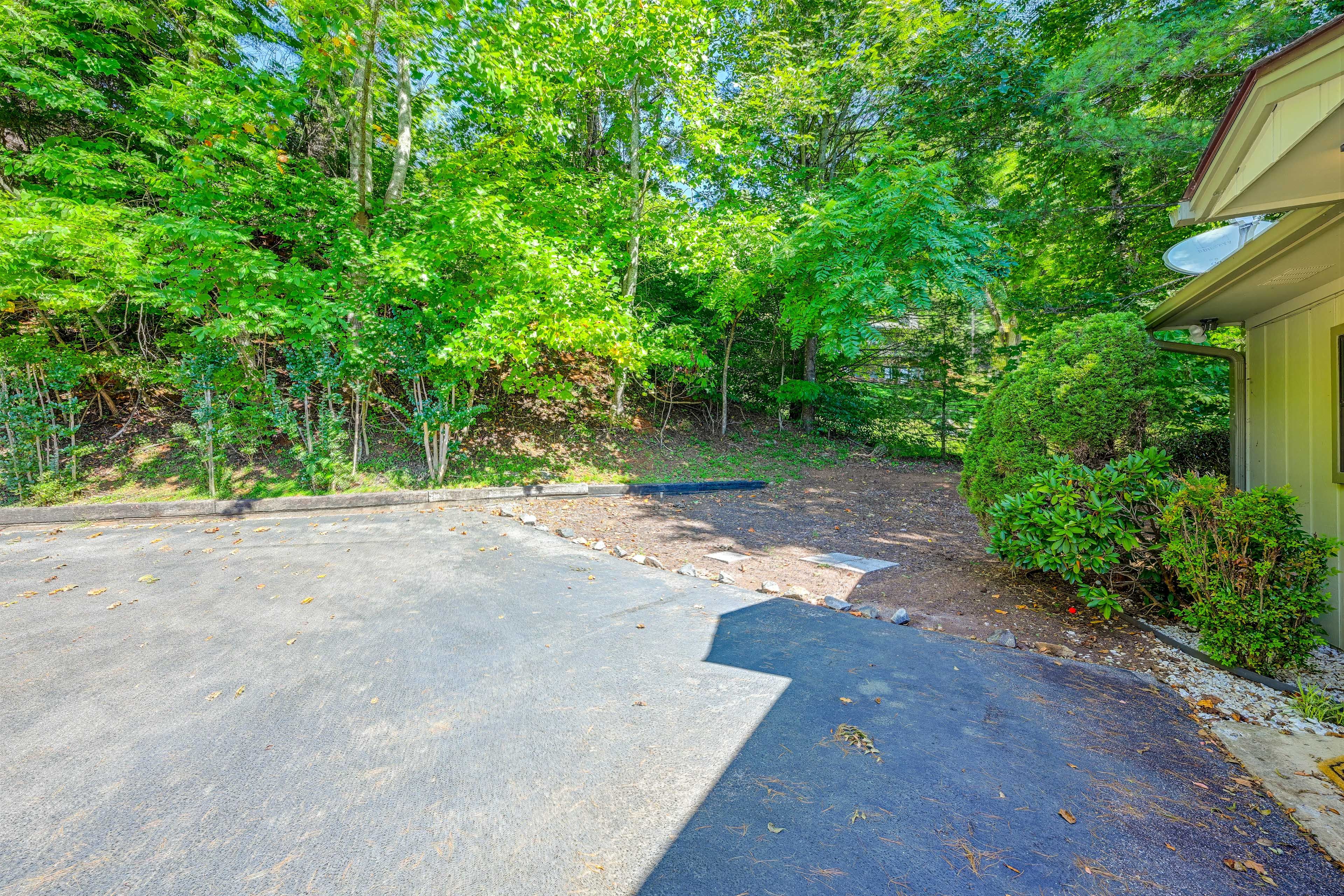 Parking Lot | 2 Vehicles