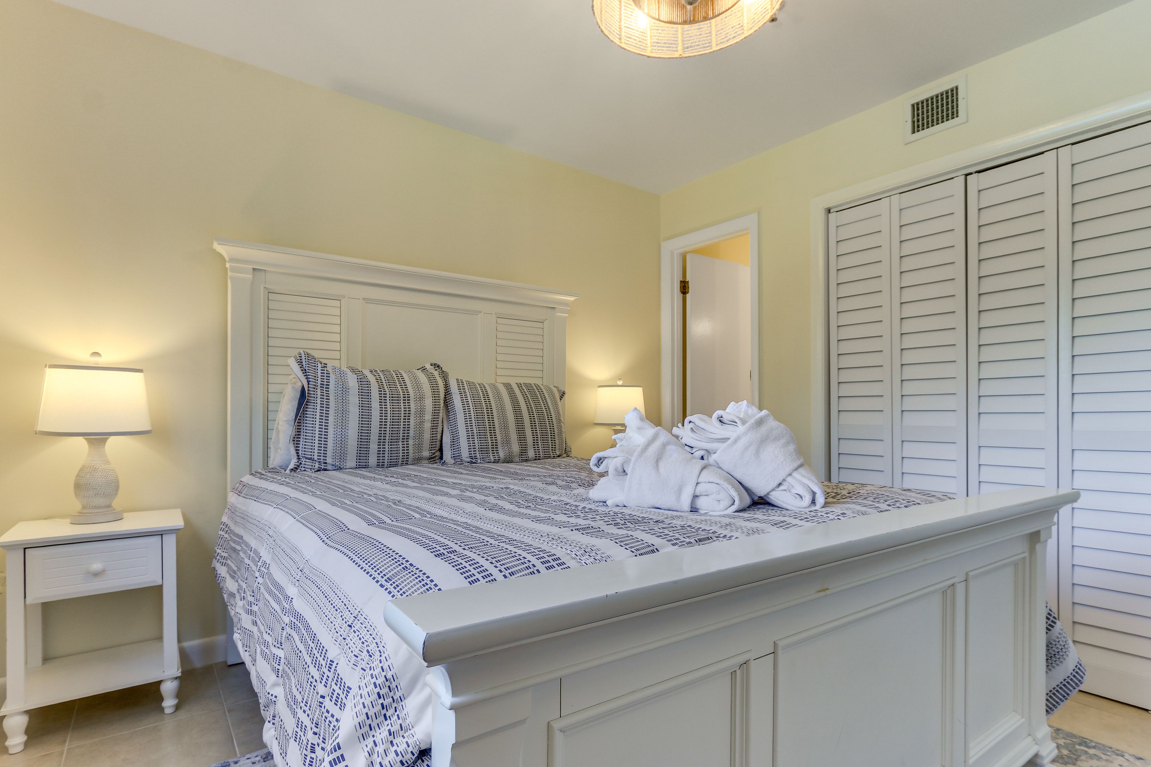 Bedroom | Queen Bed | En-Suite Bathroom