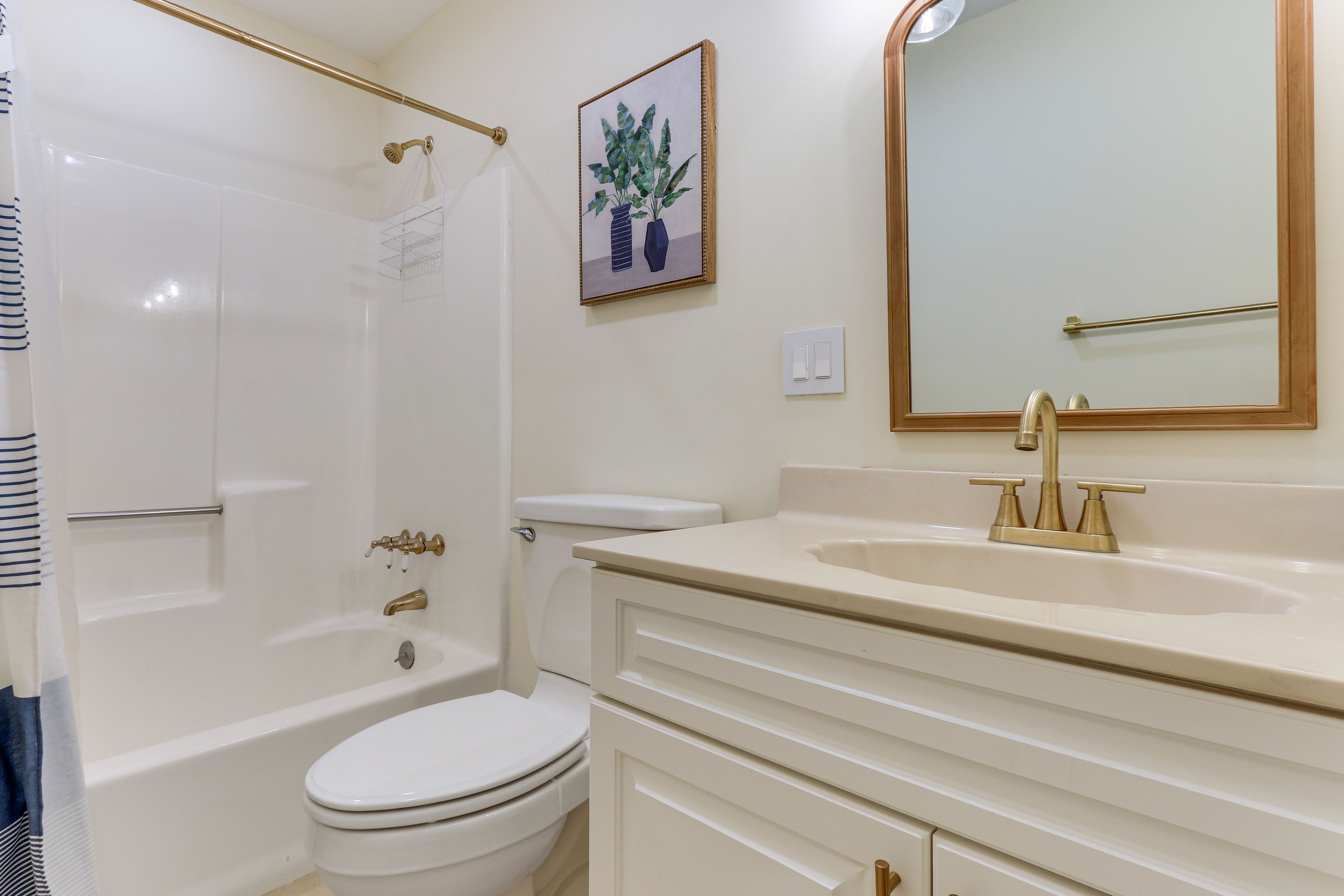 En-Suite Bathroom | Towels & Linens Provided