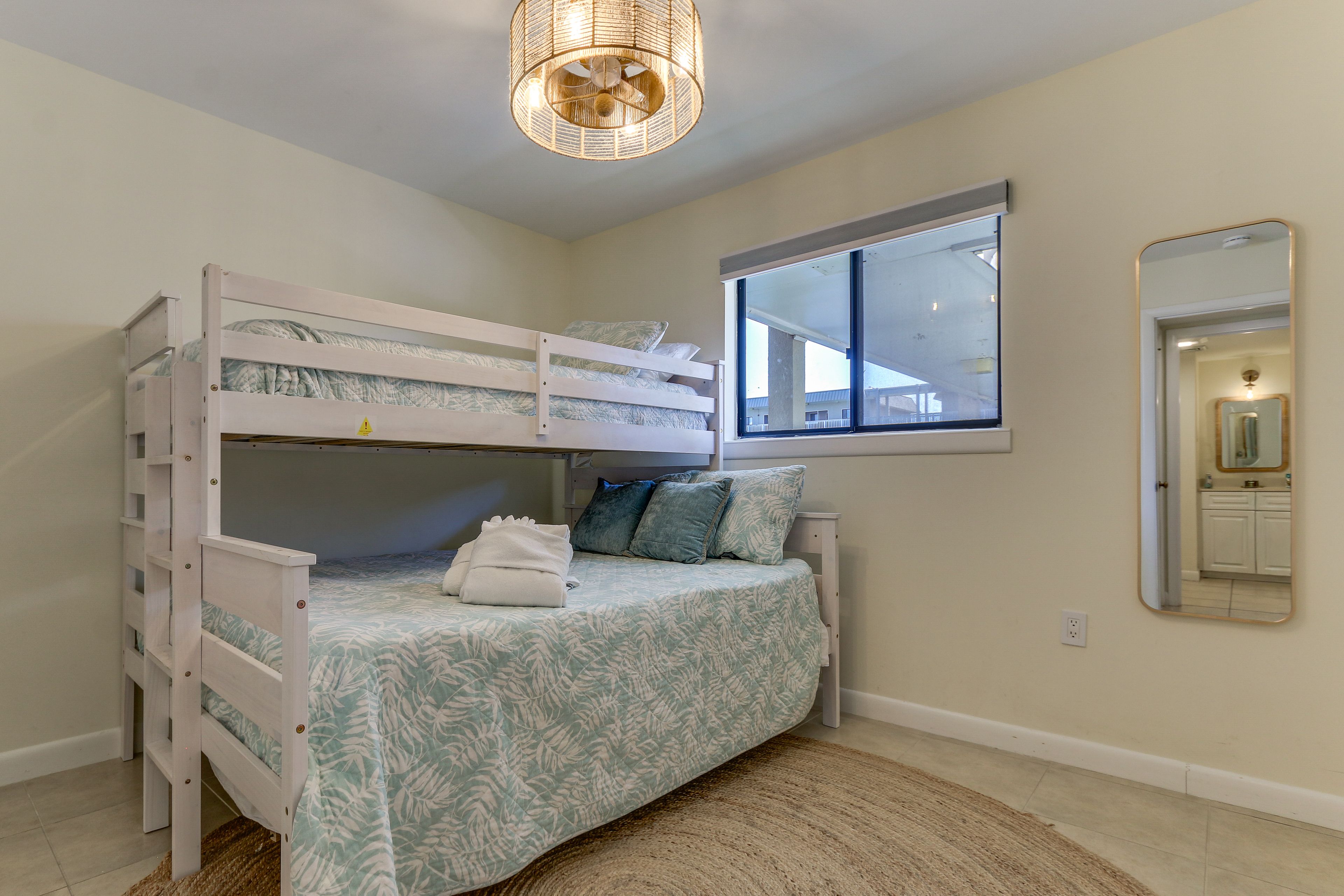 Bedroom | Twin/Queen Bunk Bed