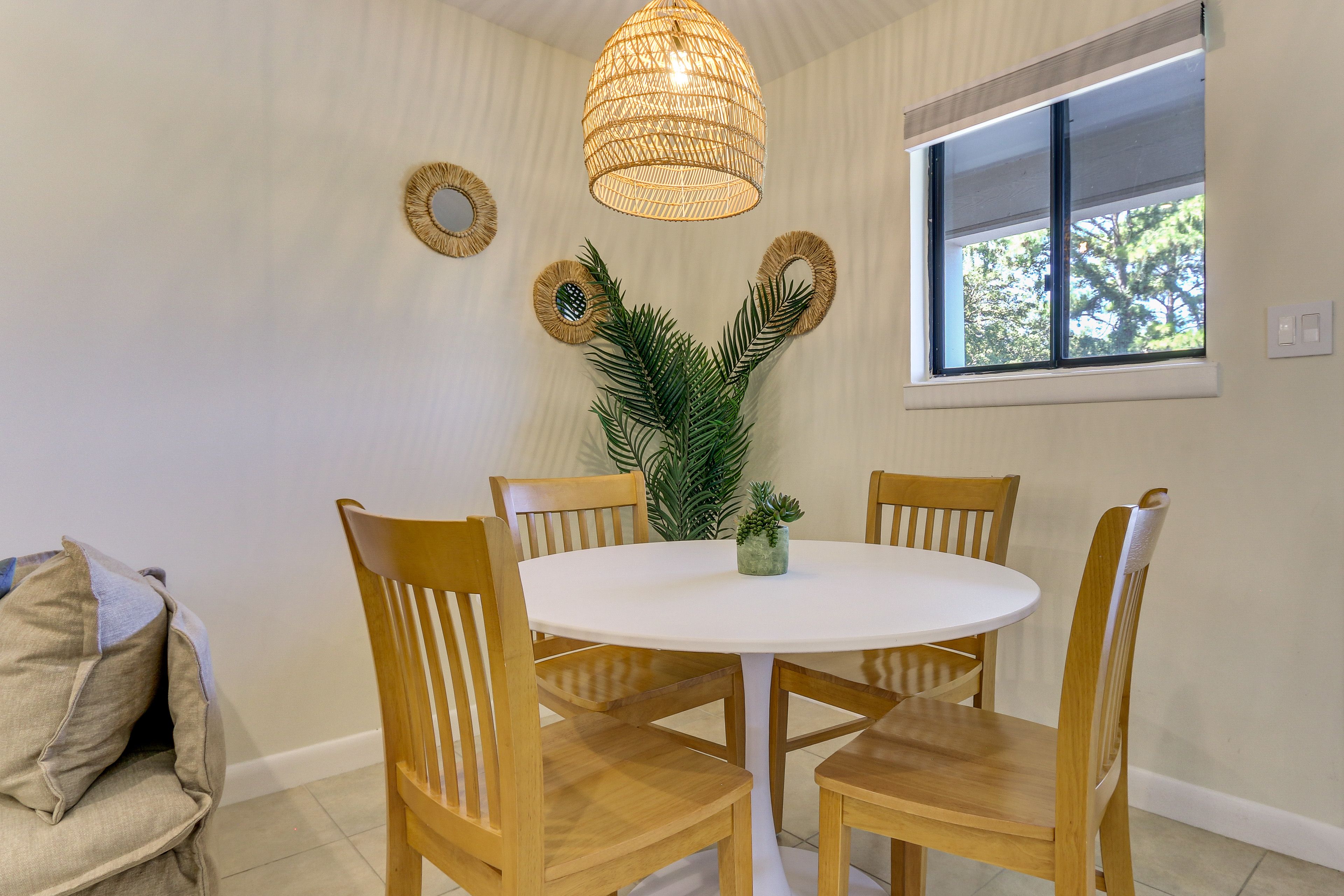 Dining Area | Dishes & Flatware Provided