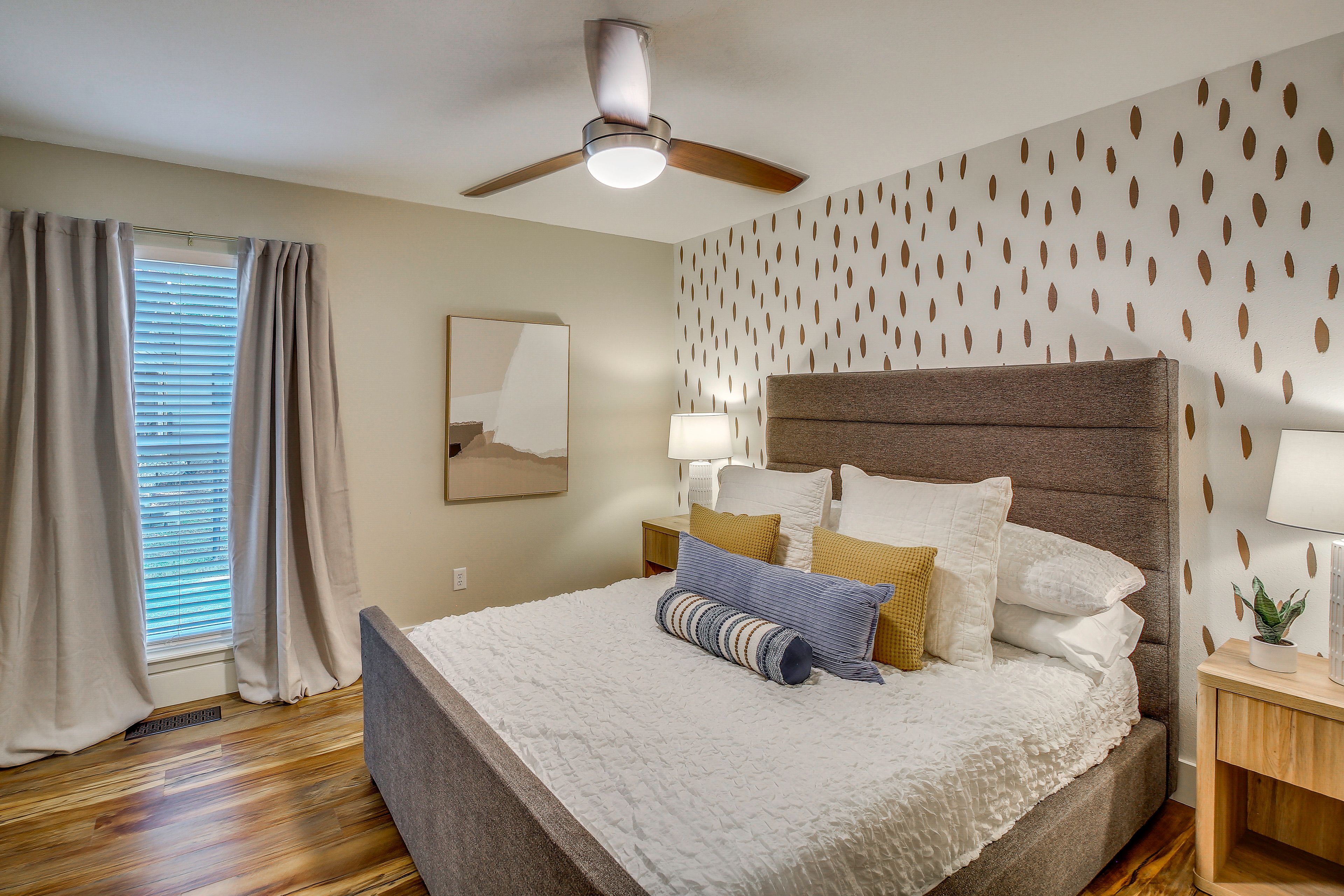 Bedroom | Queen Bed