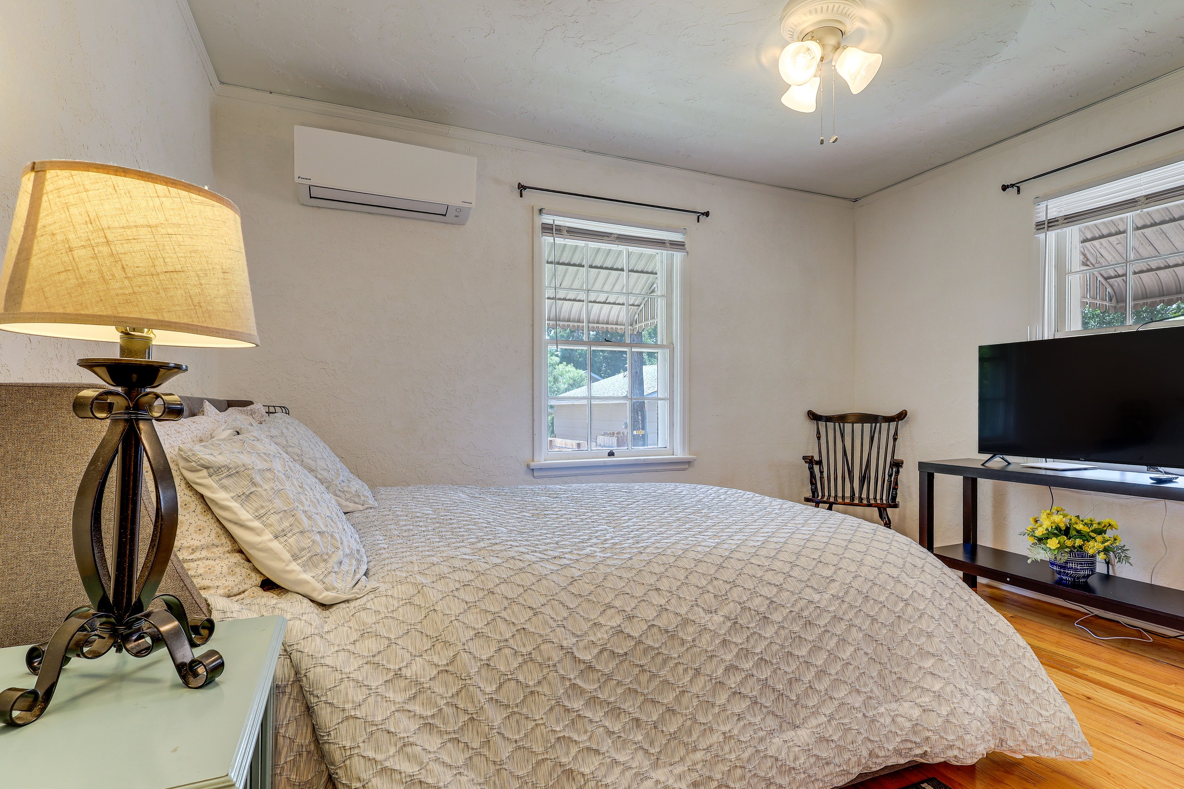 Bedroom | Queen Bed