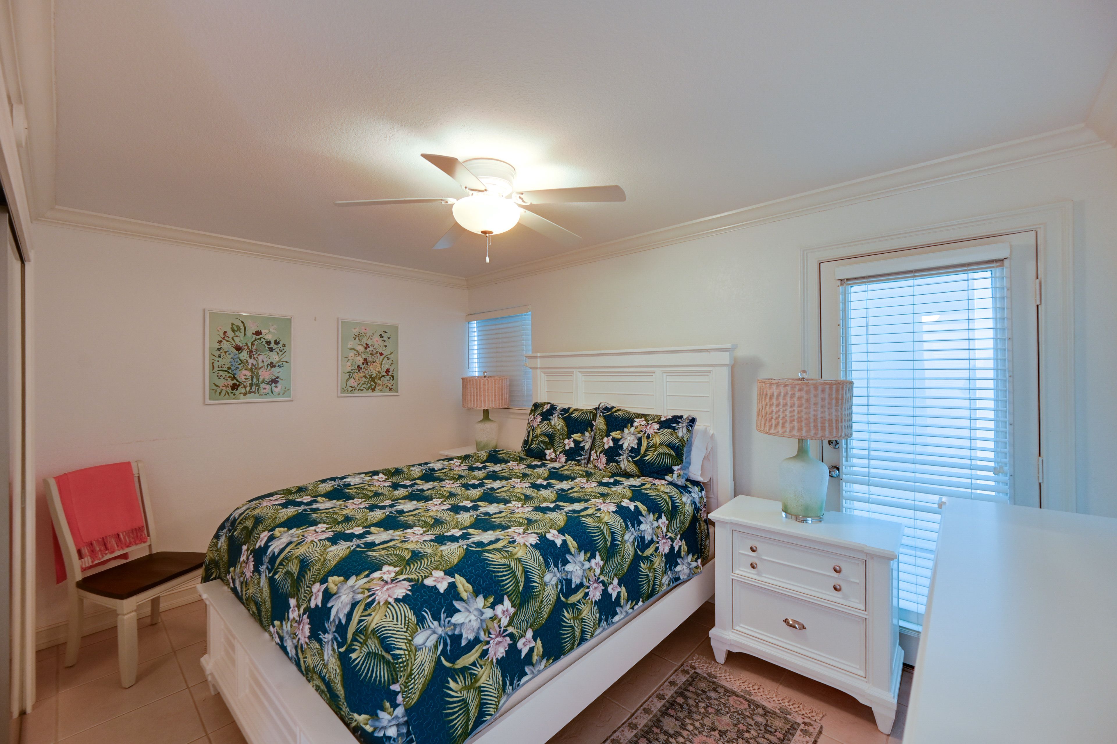 Bedroom | Queen Bed