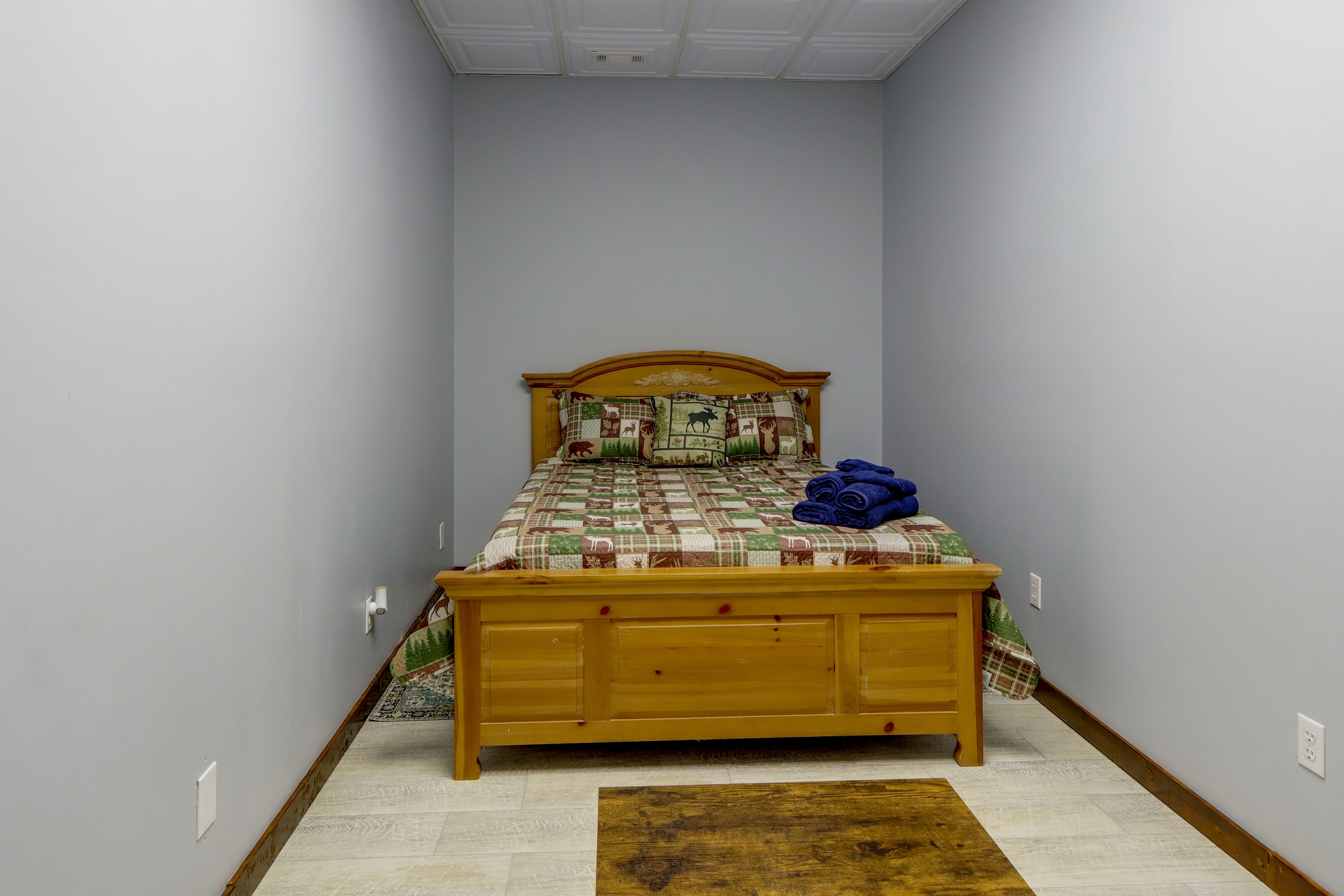 Bonus Room | Queen Bed | Basement