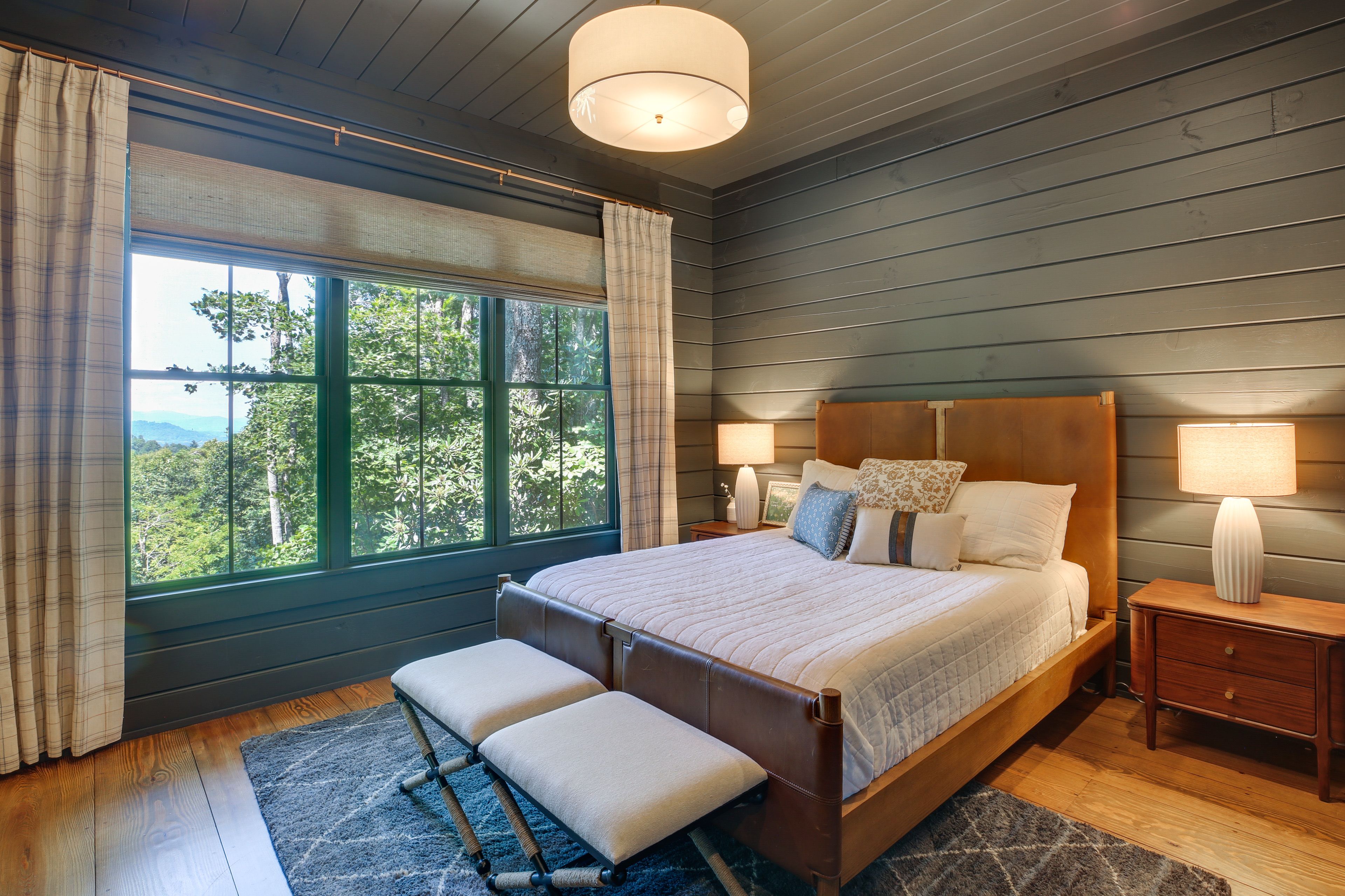 Bedroom 1 | Queen Bed | 1st Floor