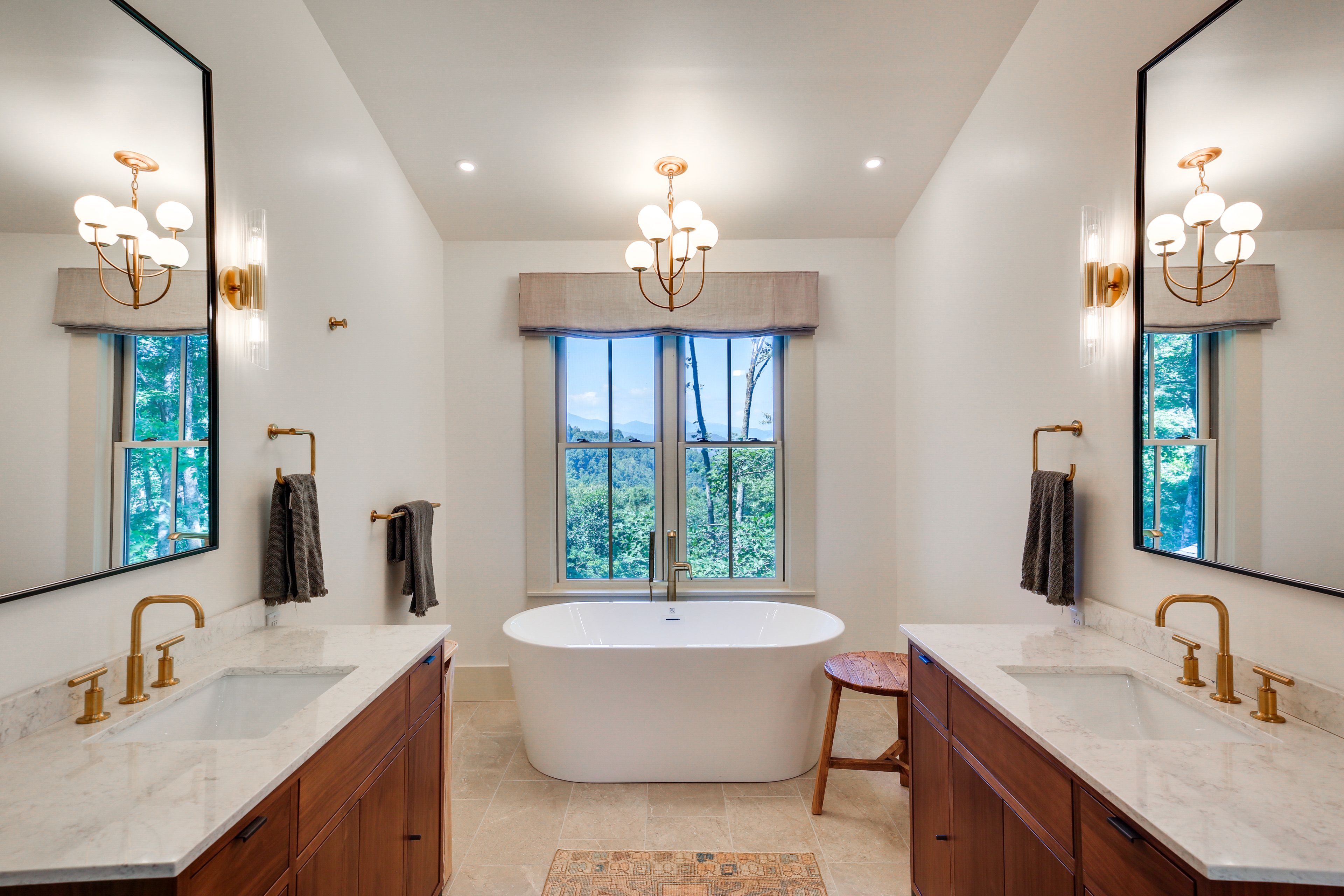 En-Suite Bathroom | Soaking Tub | Shower | 2nd Floor