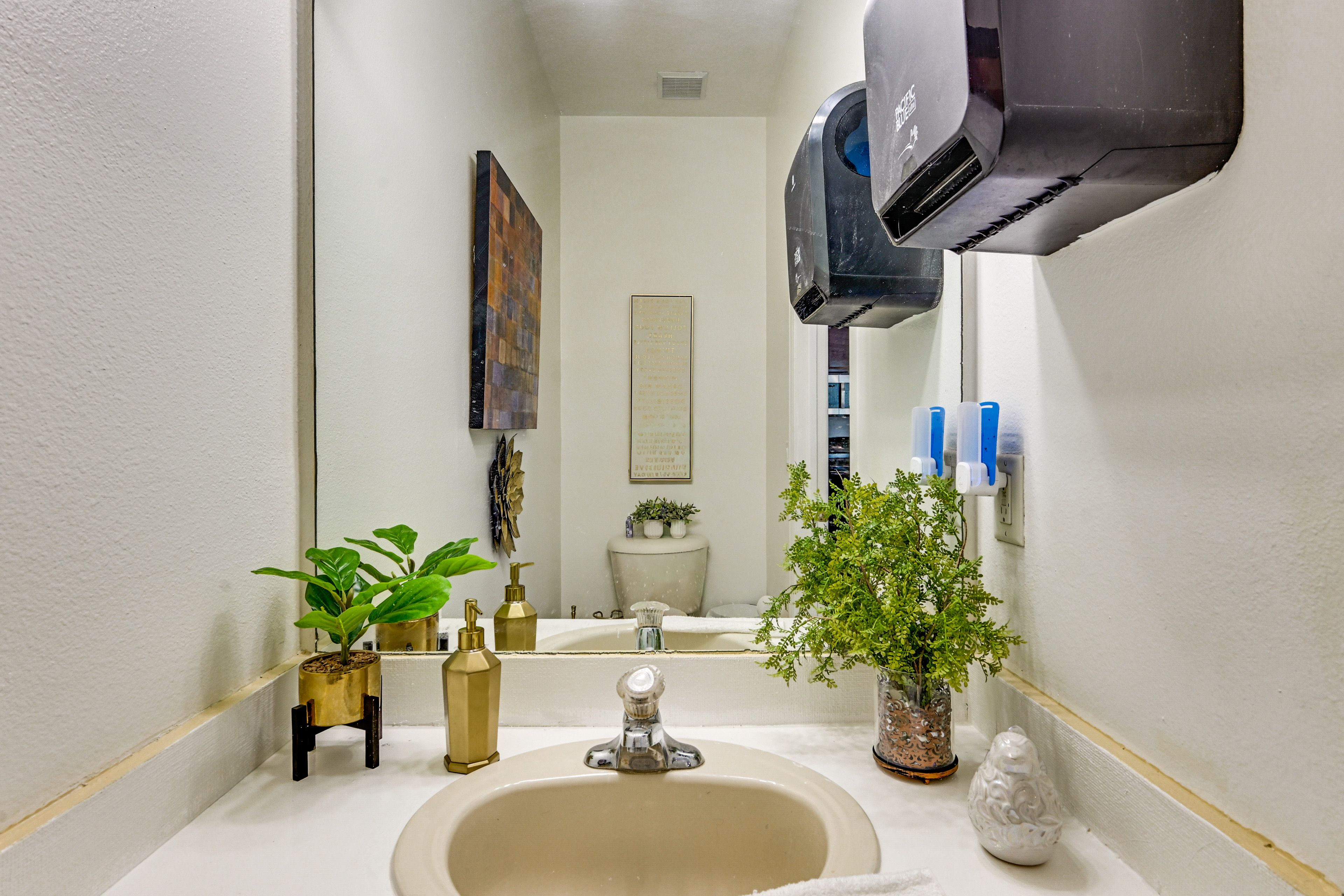 Half Bathroom | 1st Floor