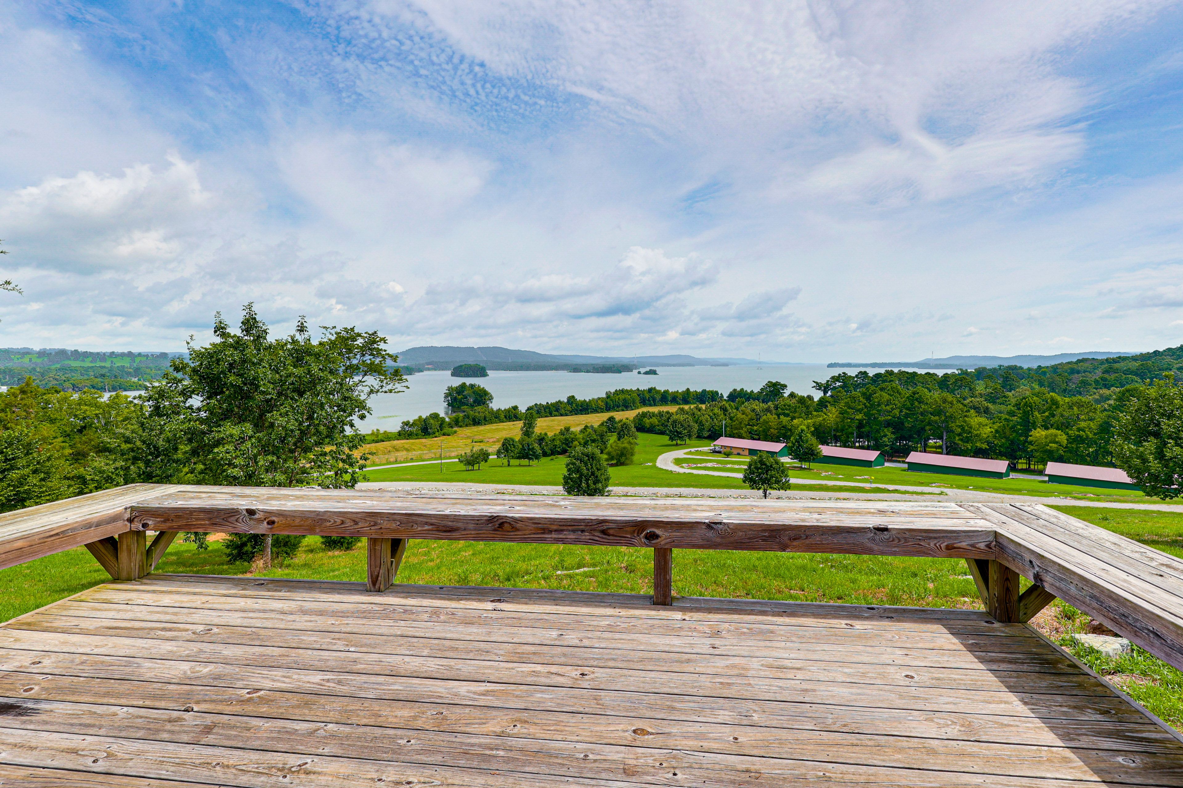 Community Amenities | Deck | Lake Views