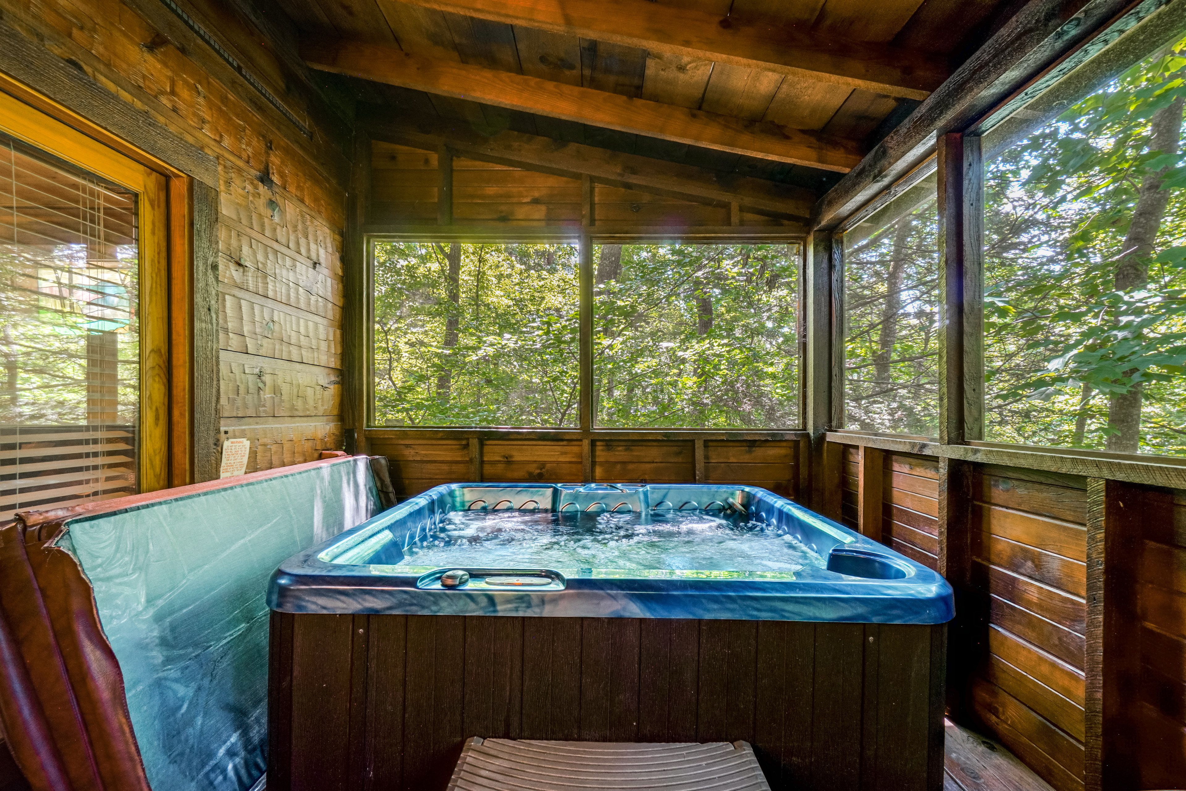 Screened-In Deck w/ Seating, Smart TV & Hot Tub