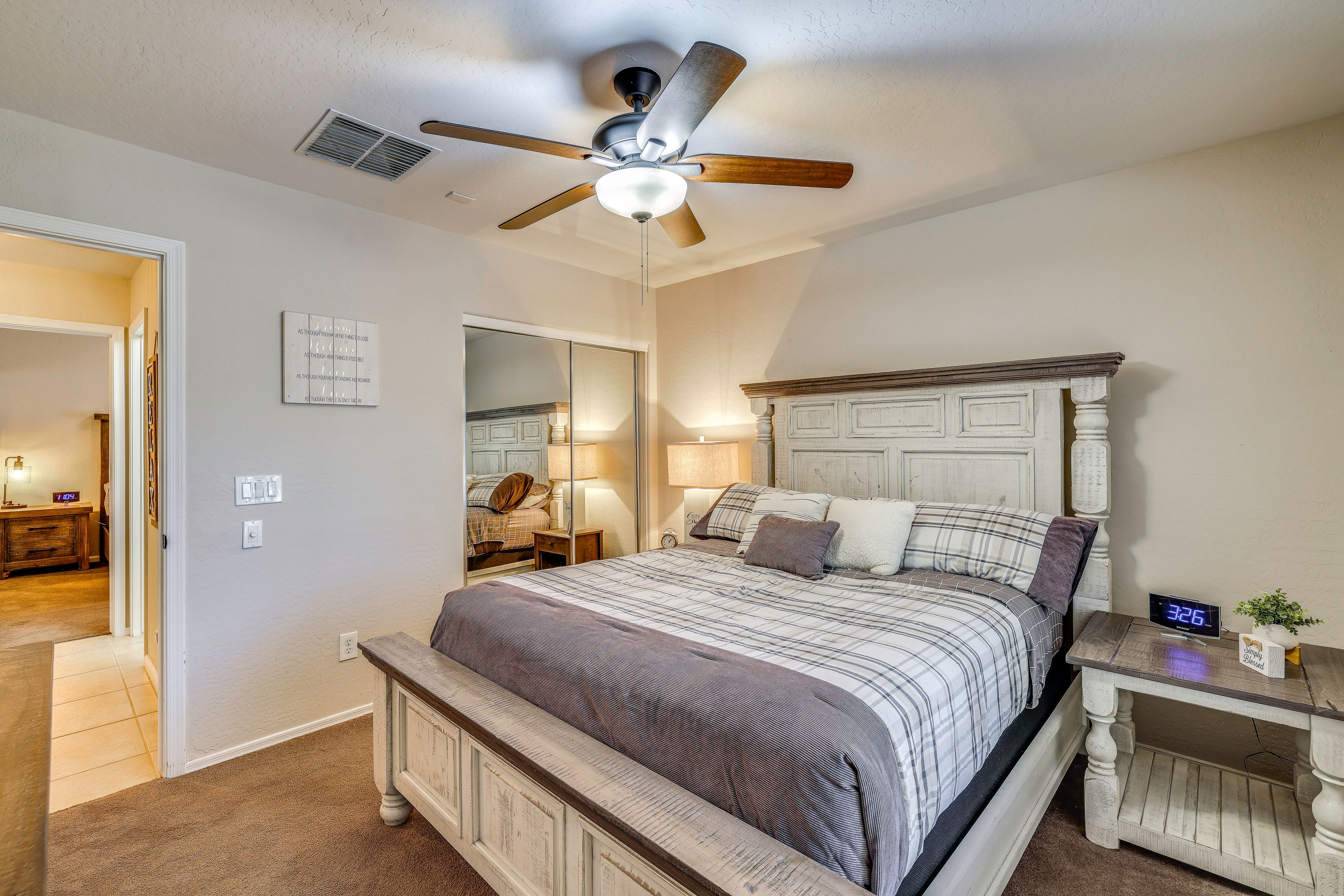 Bedroom | Queen Bed