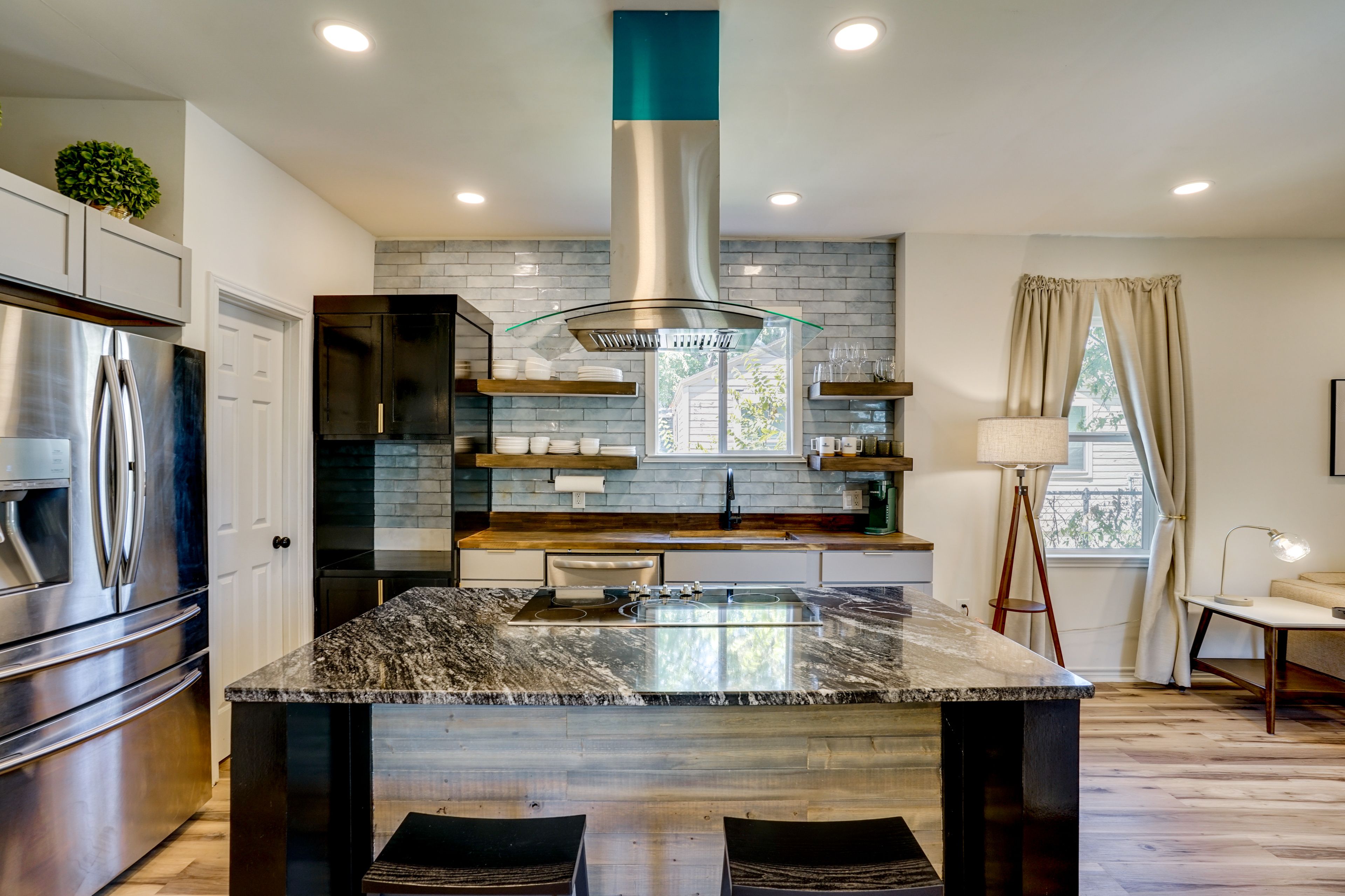 Kitchen w/ Breakfast Bar
