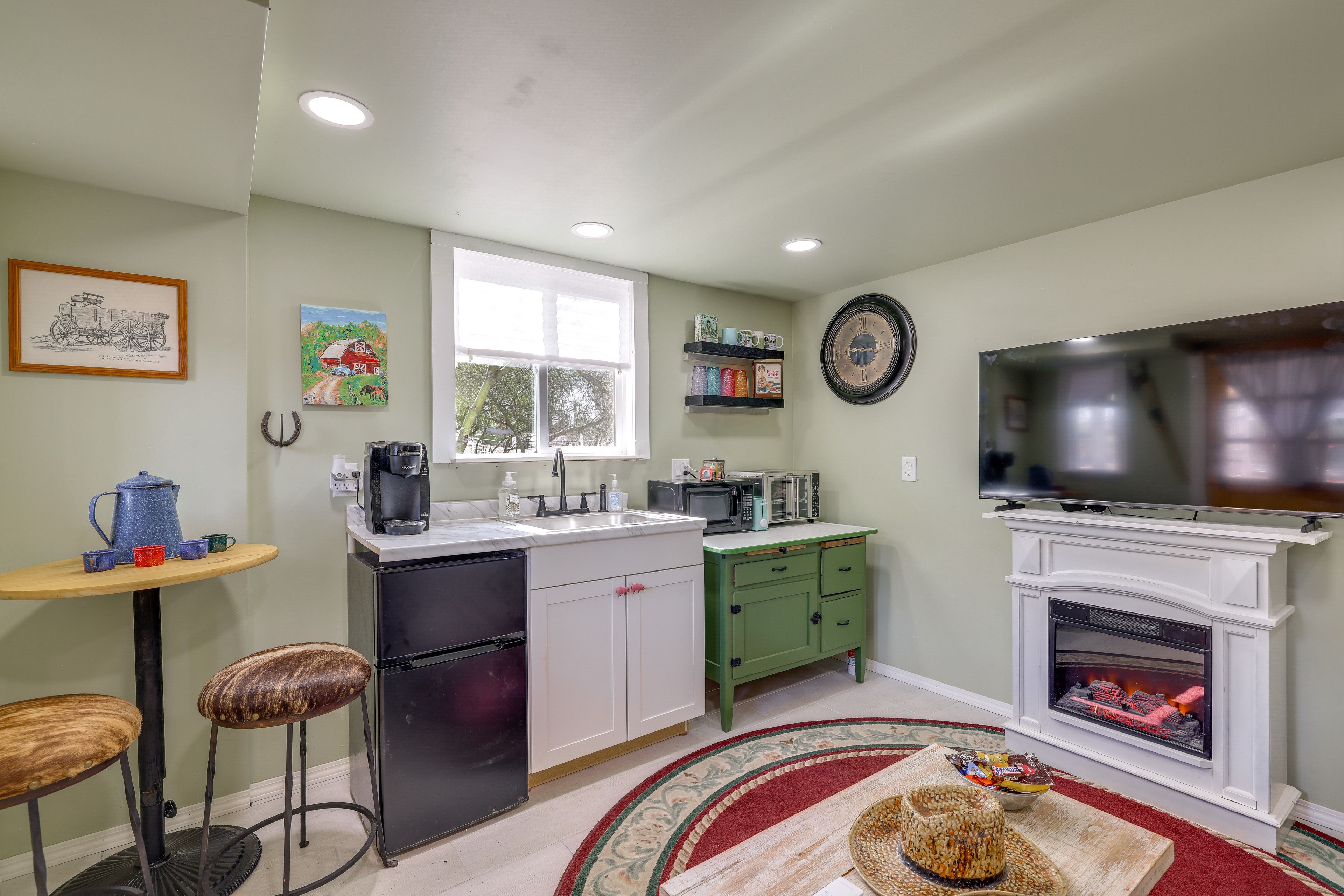 Kitchenette | Dining Area | Dishes & Flatware Provided