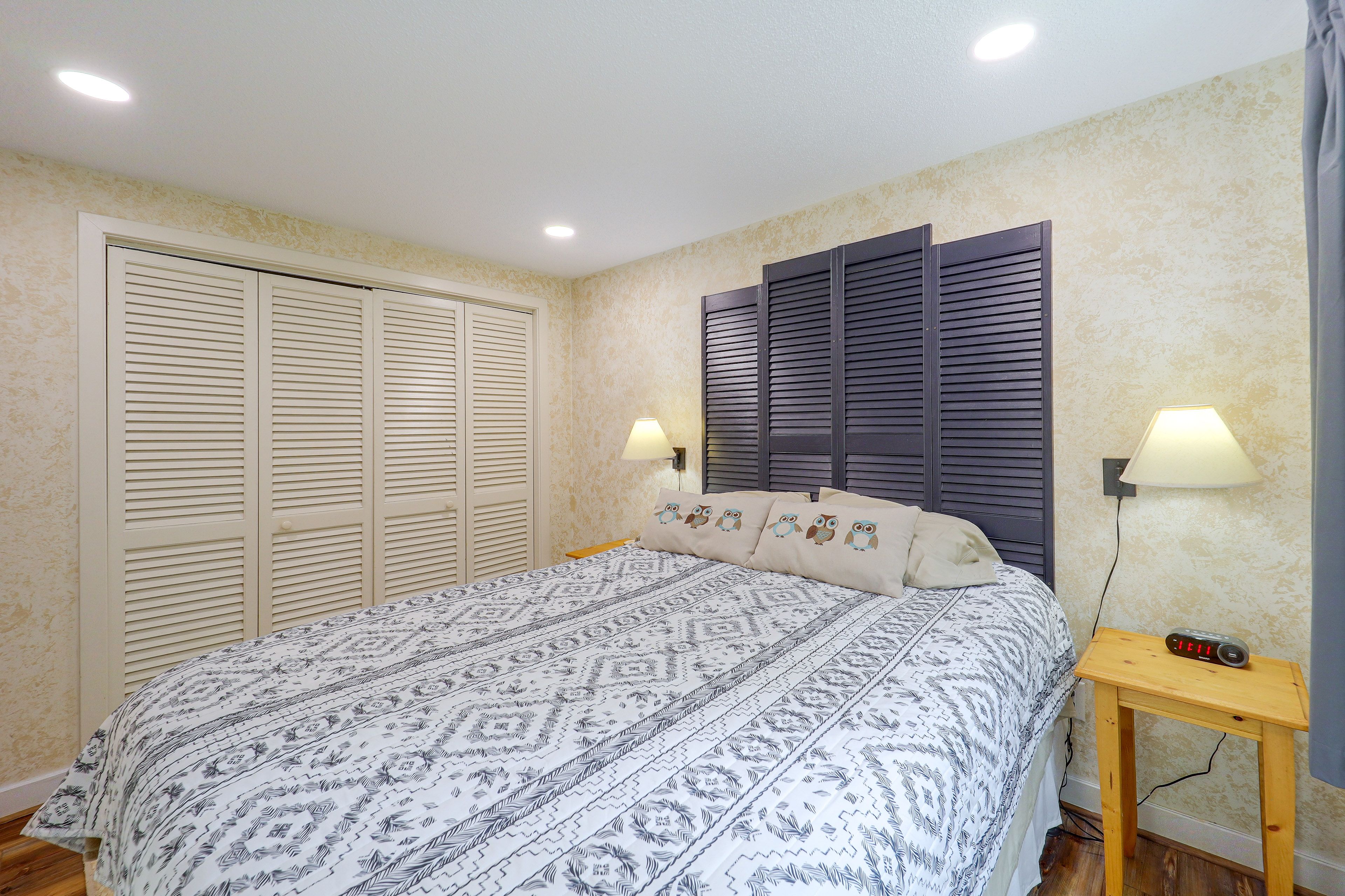 Bedroom 1 | Queen Bed