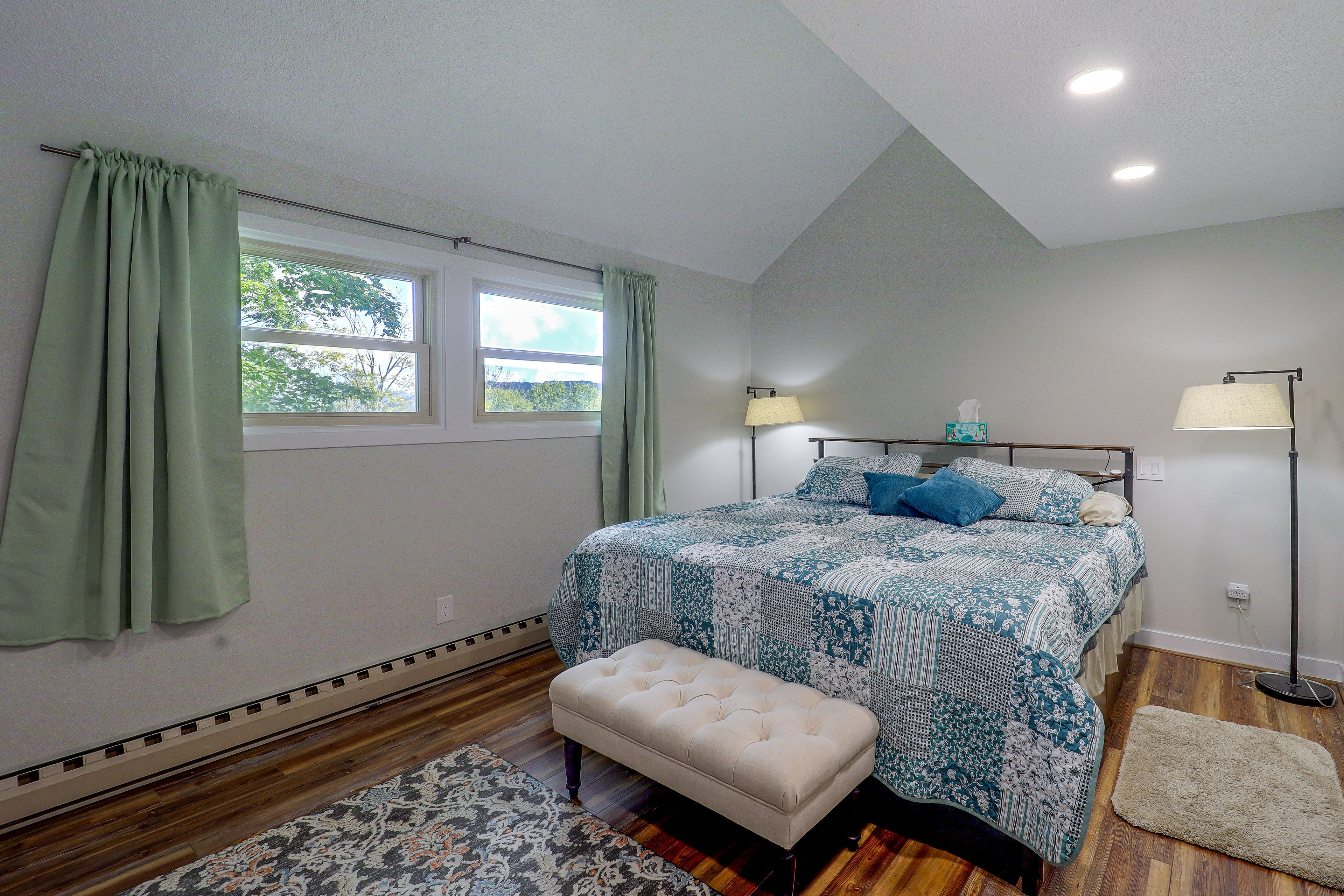 Bedroom 2 | Queen Bed