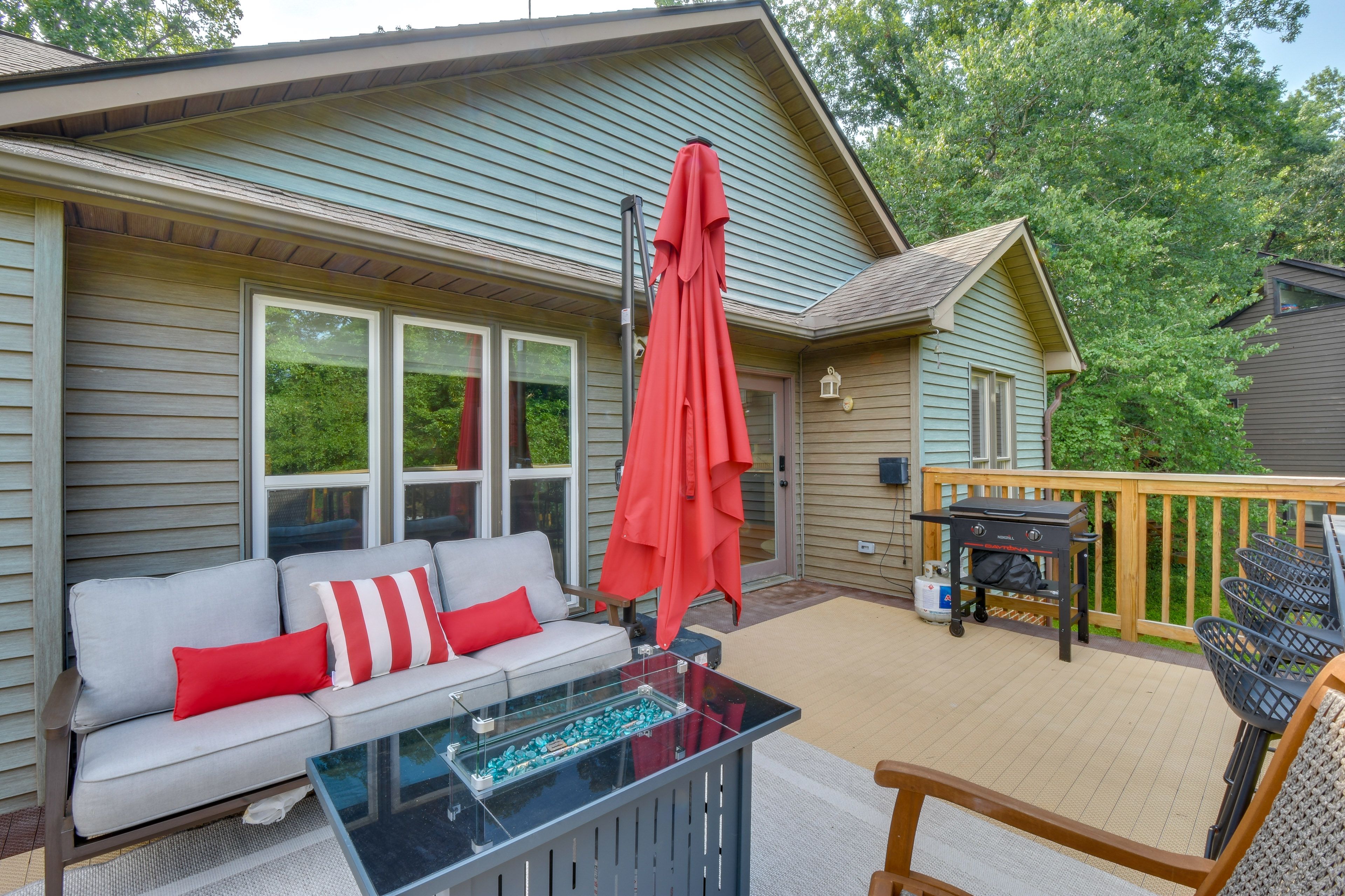 Seneca Vacation Rental | 4BR | 3BA | 2,250 Sq Ft | 3 Steps to Enter