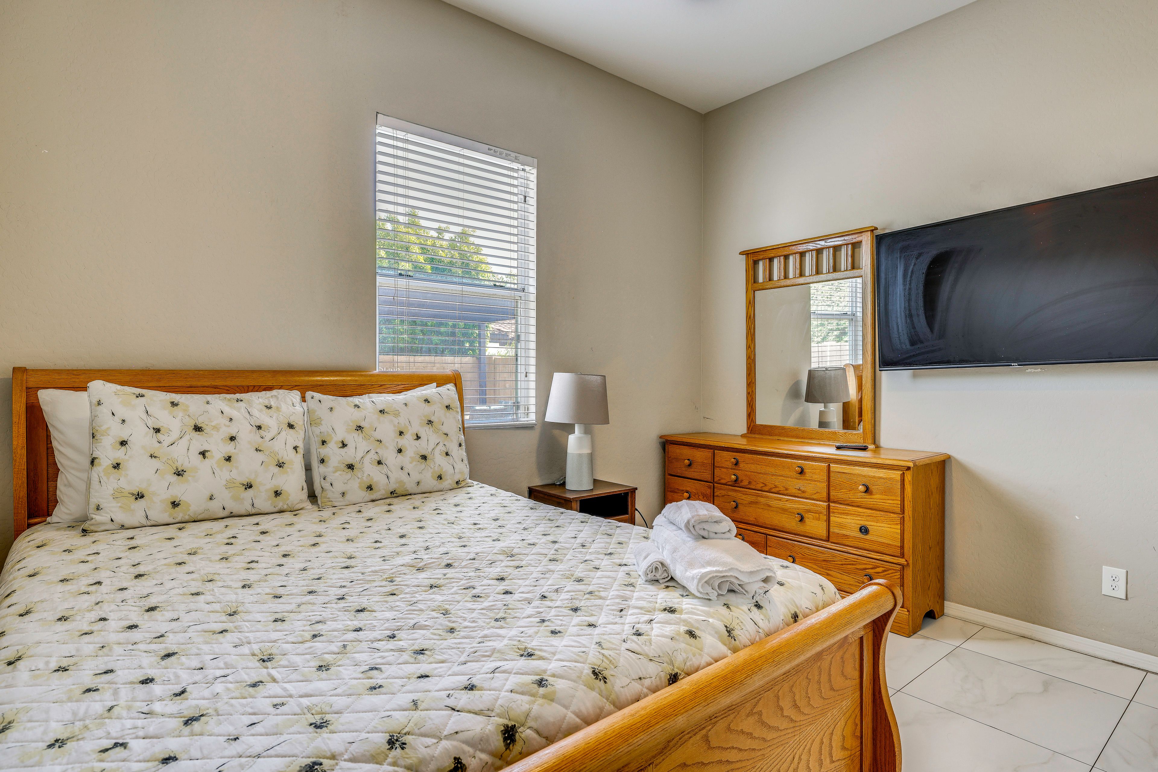 Bedroom 3 | Queen Bed