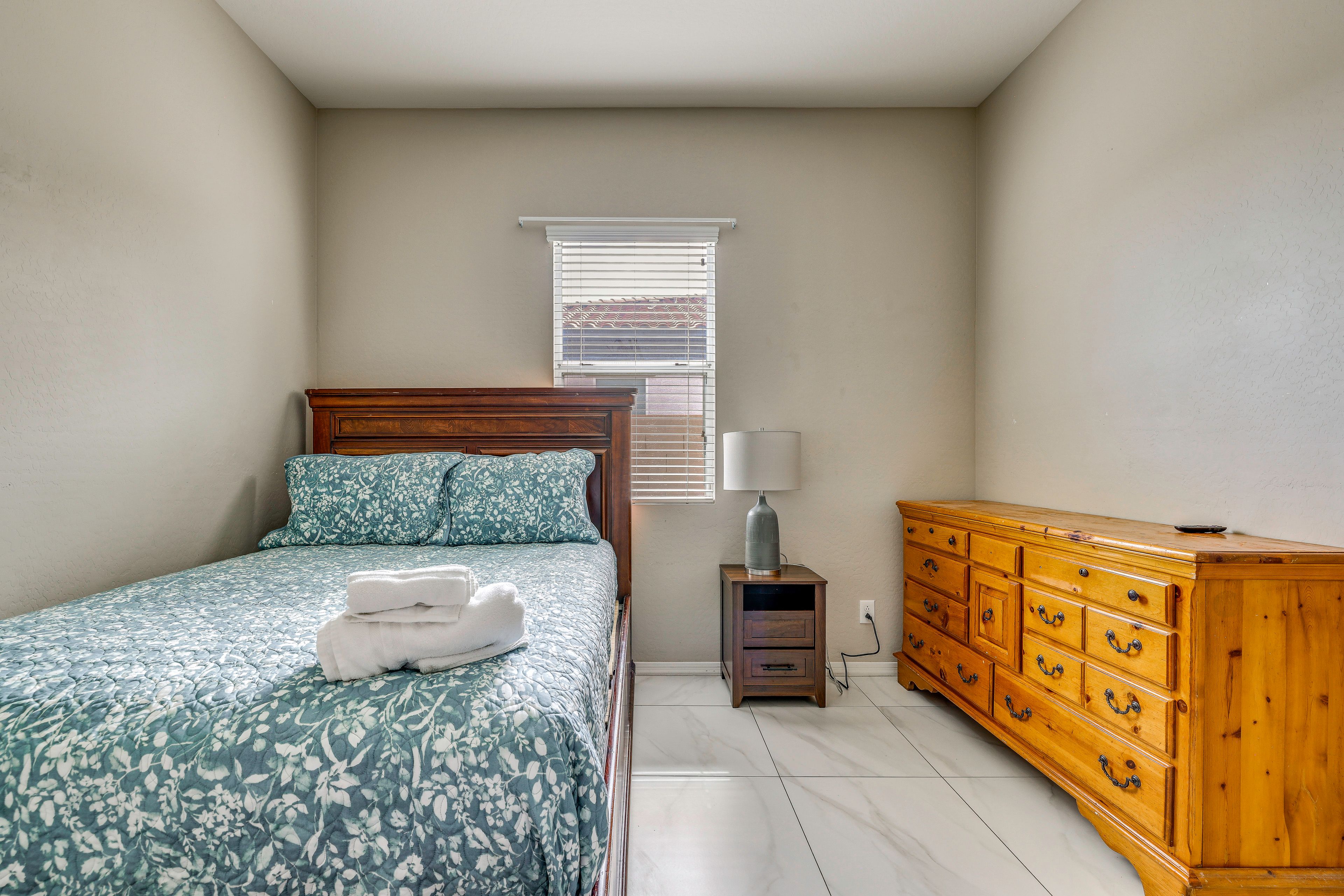 Bedroom 4 | Queen Bed