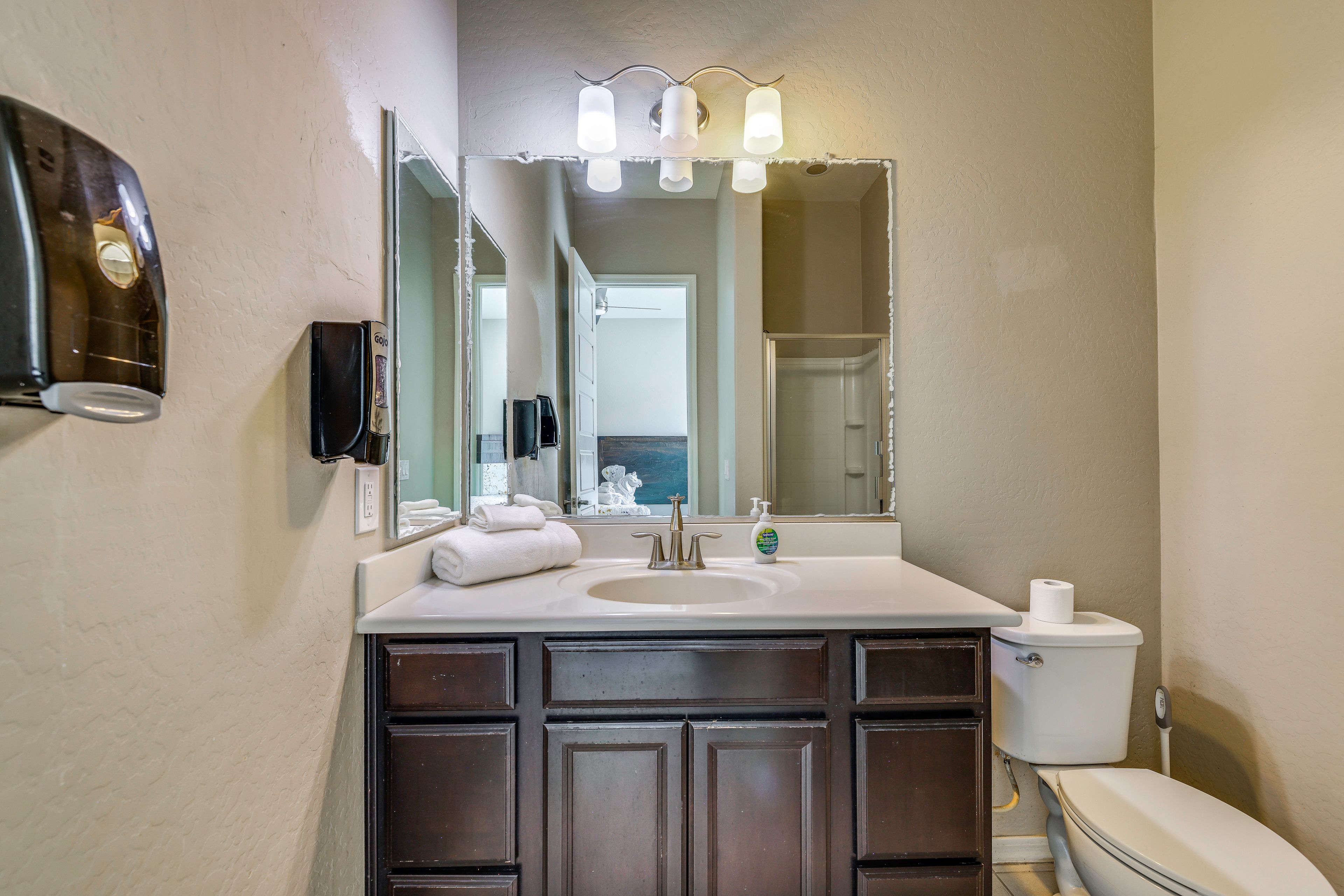 Full Bathroom | Shower | Towels & Linens Provided