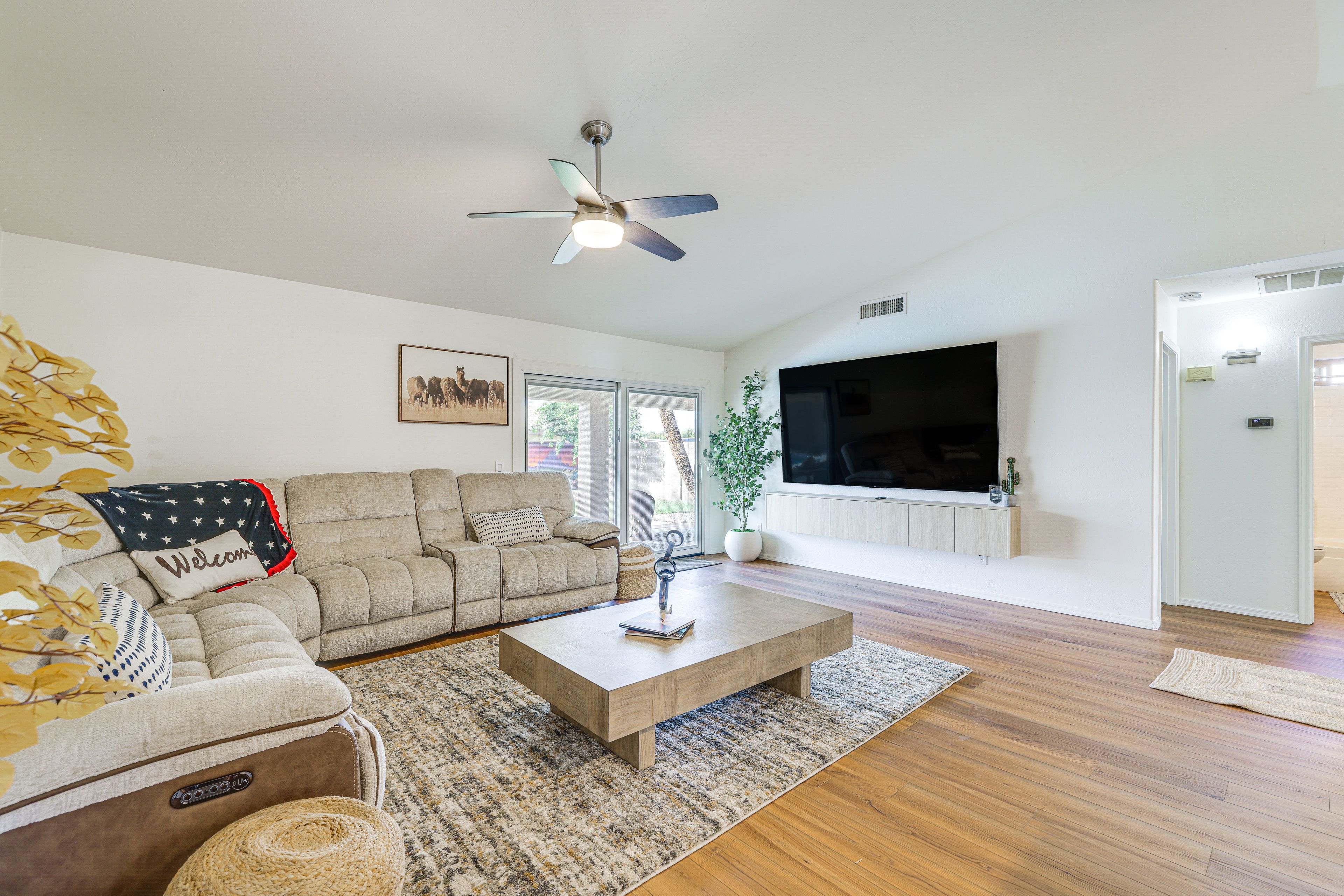 Living Room | Smart TV
