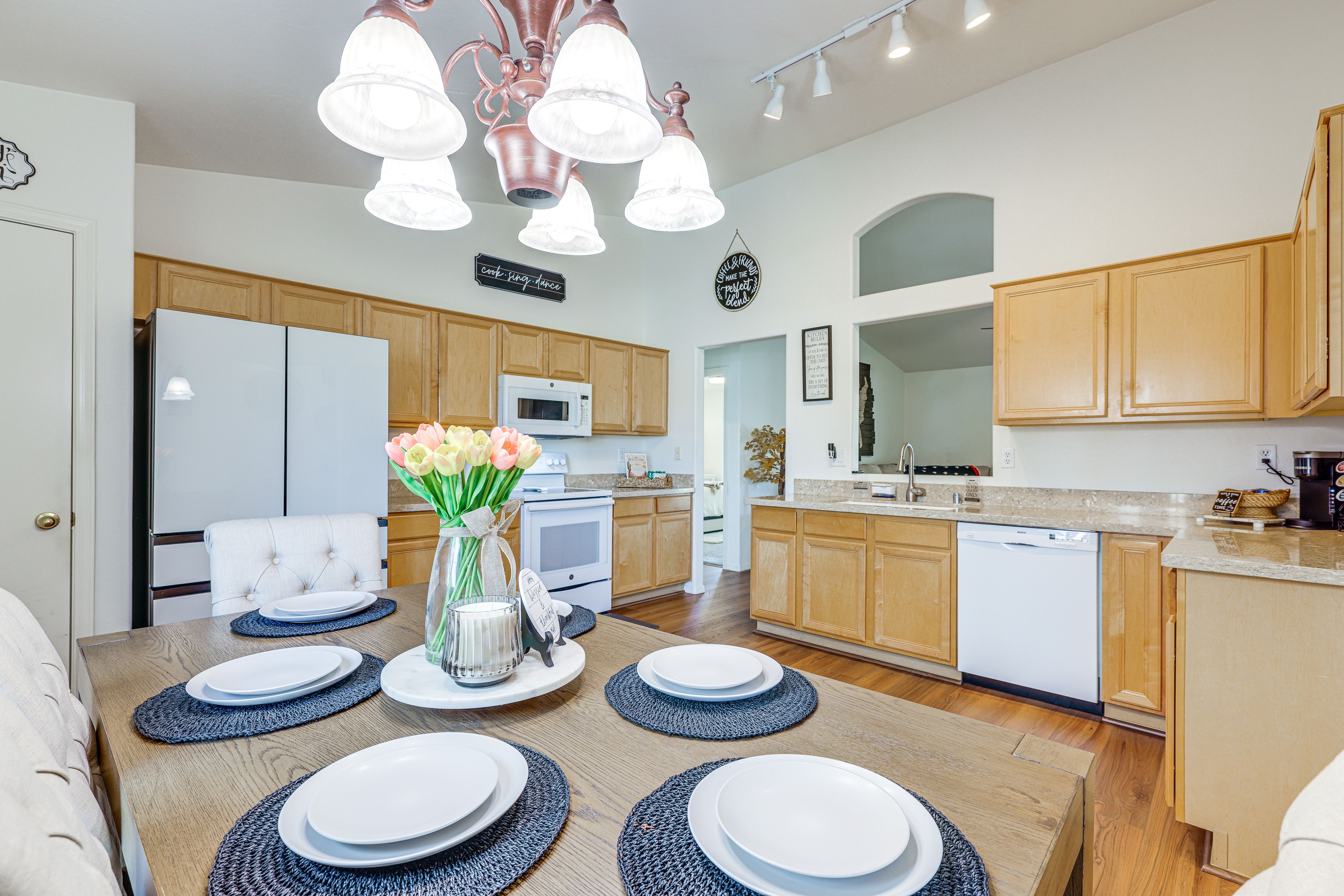 Kitchen | Dining Table