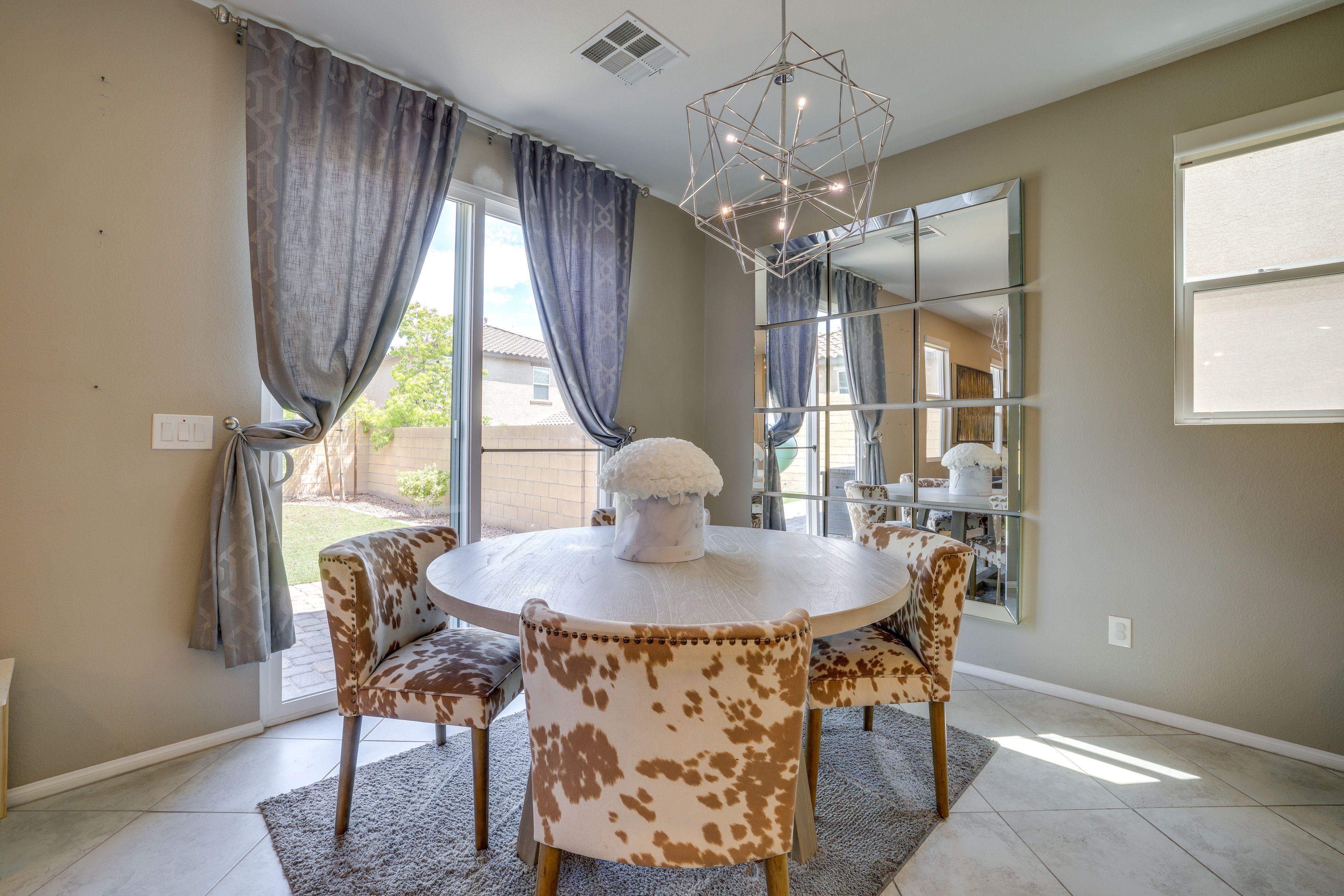 Dining Area | Dishware/Flatware Provided | 1st Floor