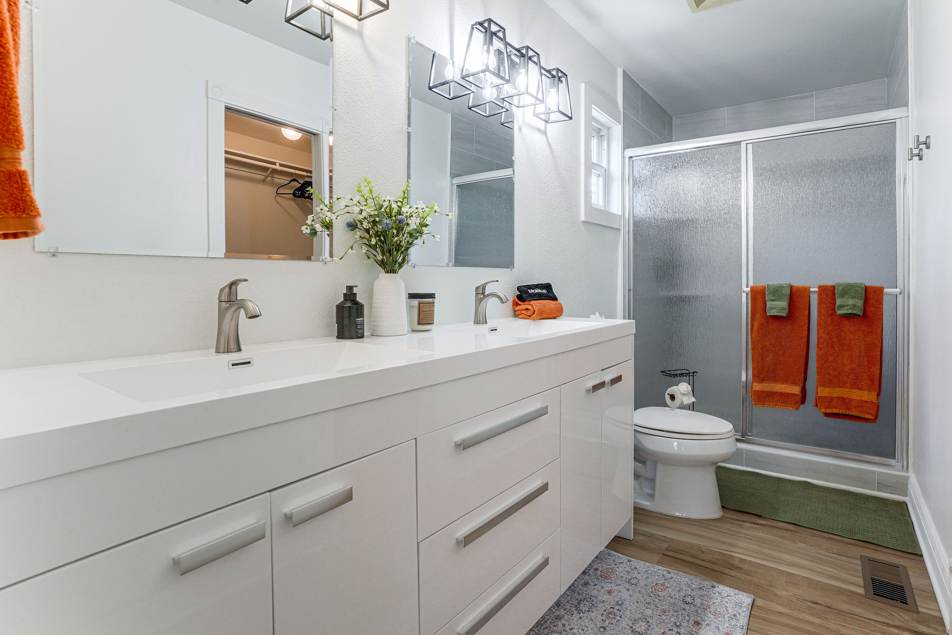 En-Suite Bathroom | Towels & Linens Provided | Main Floor