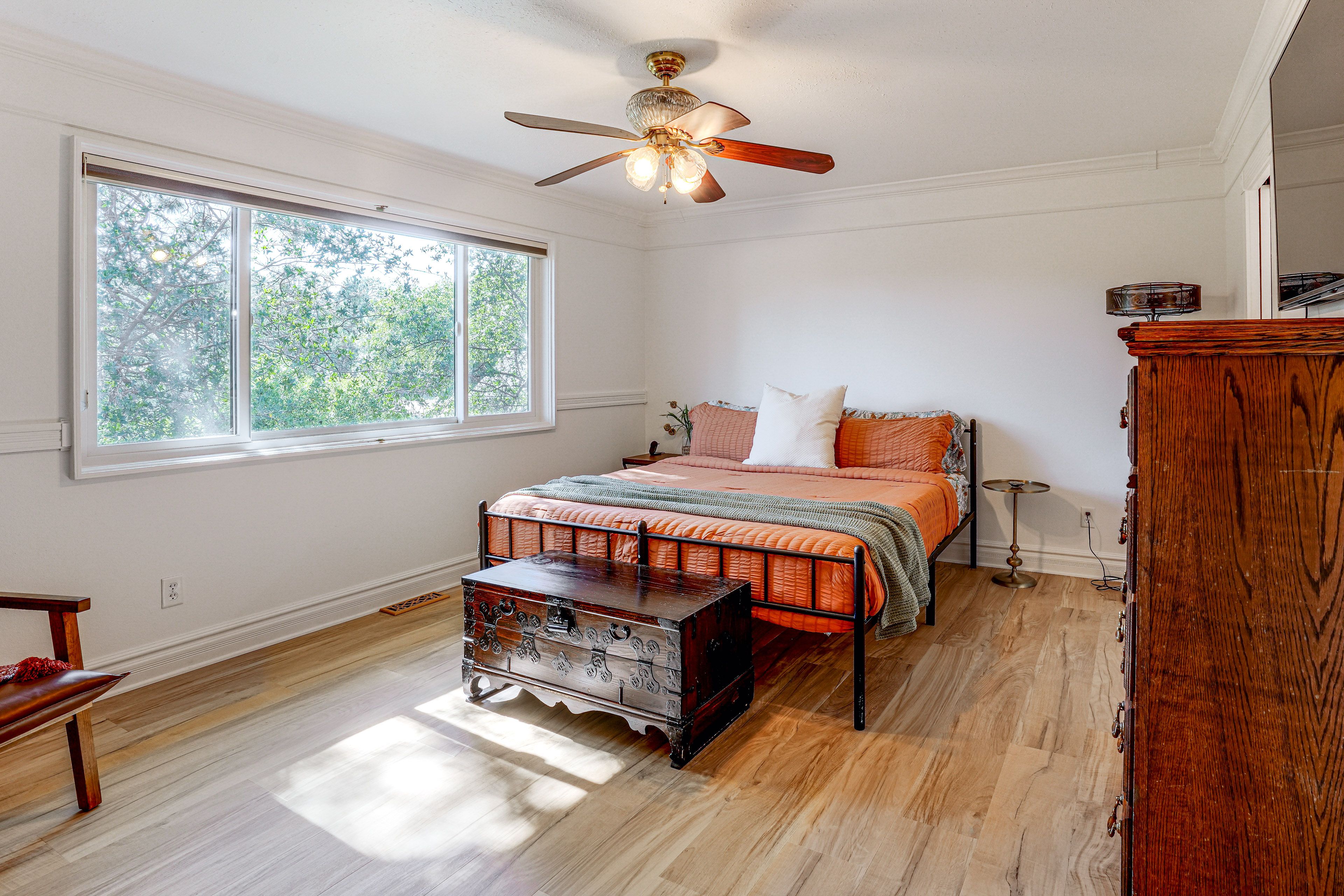 Bedroom | King Bed | En-Suite Bathroom | Main Floor