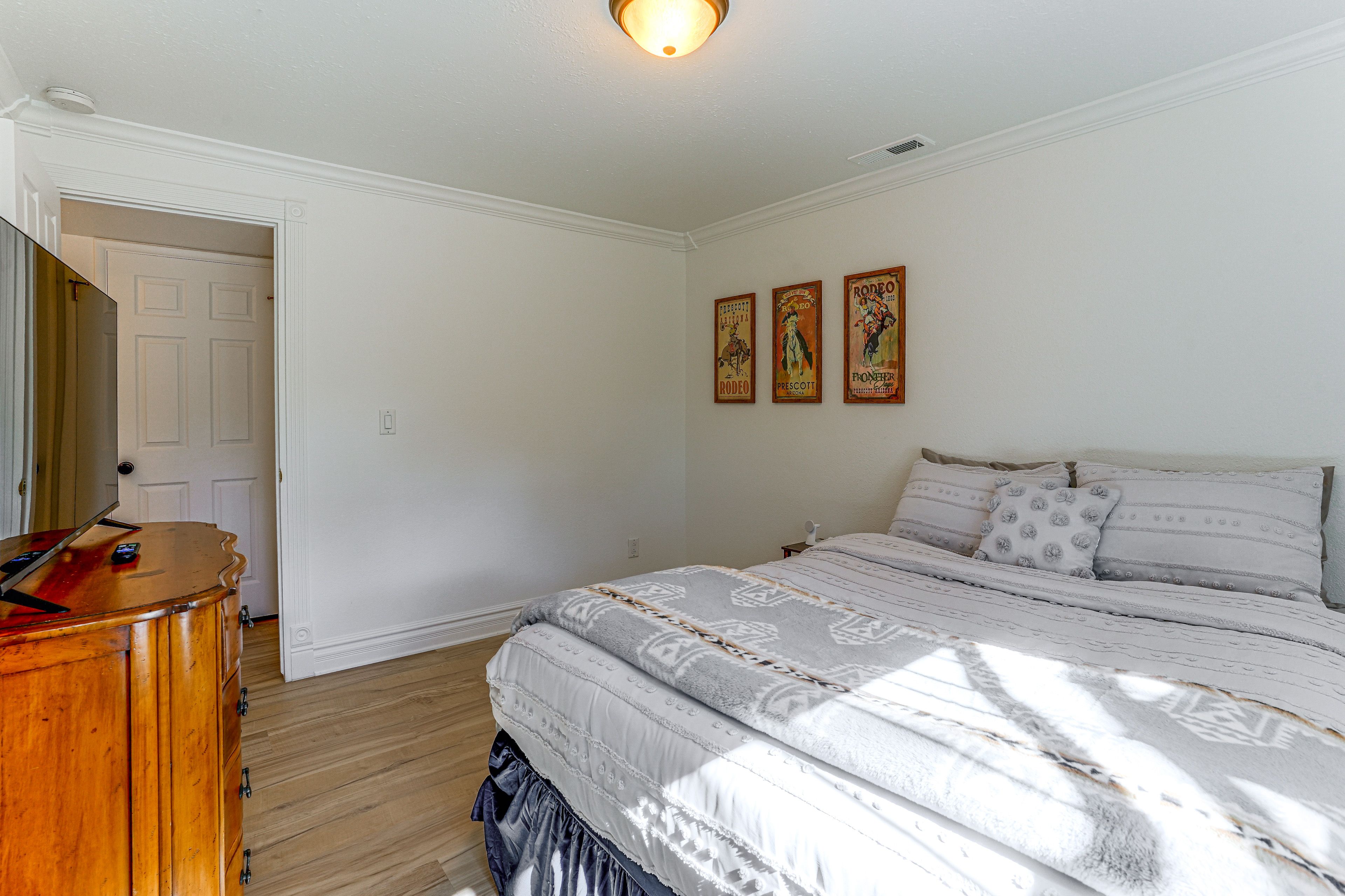 Bedroom | Queen Bed | Lower Level