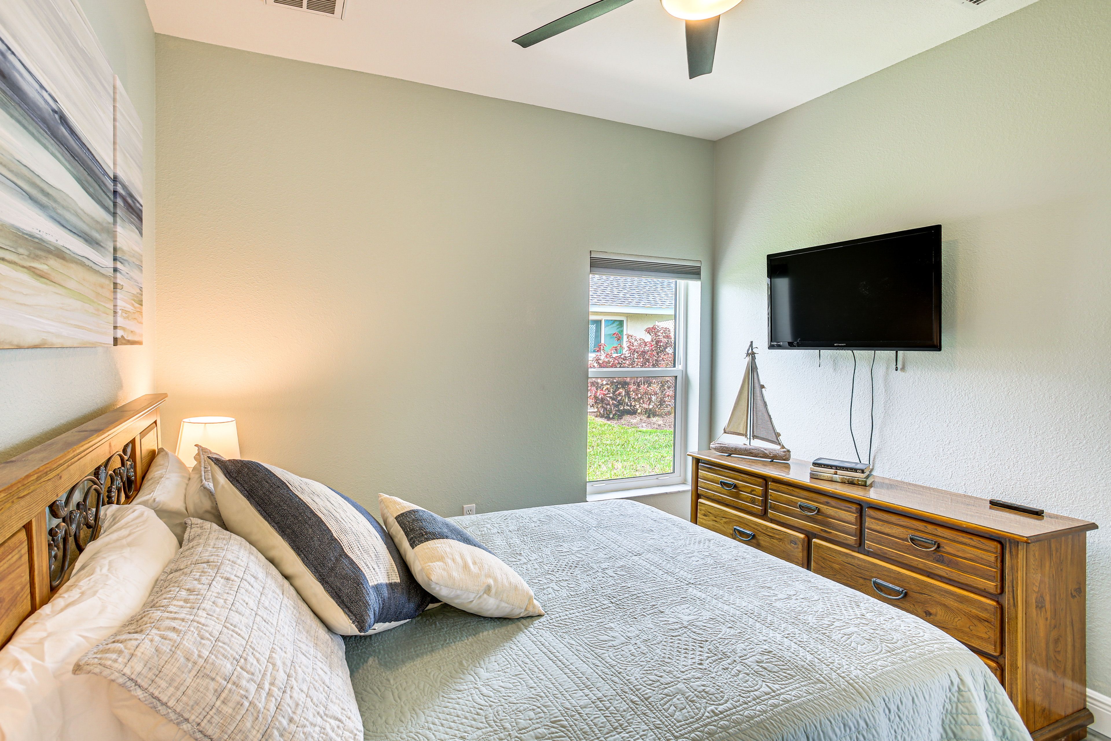 Bedroom 2 | Queen Bed