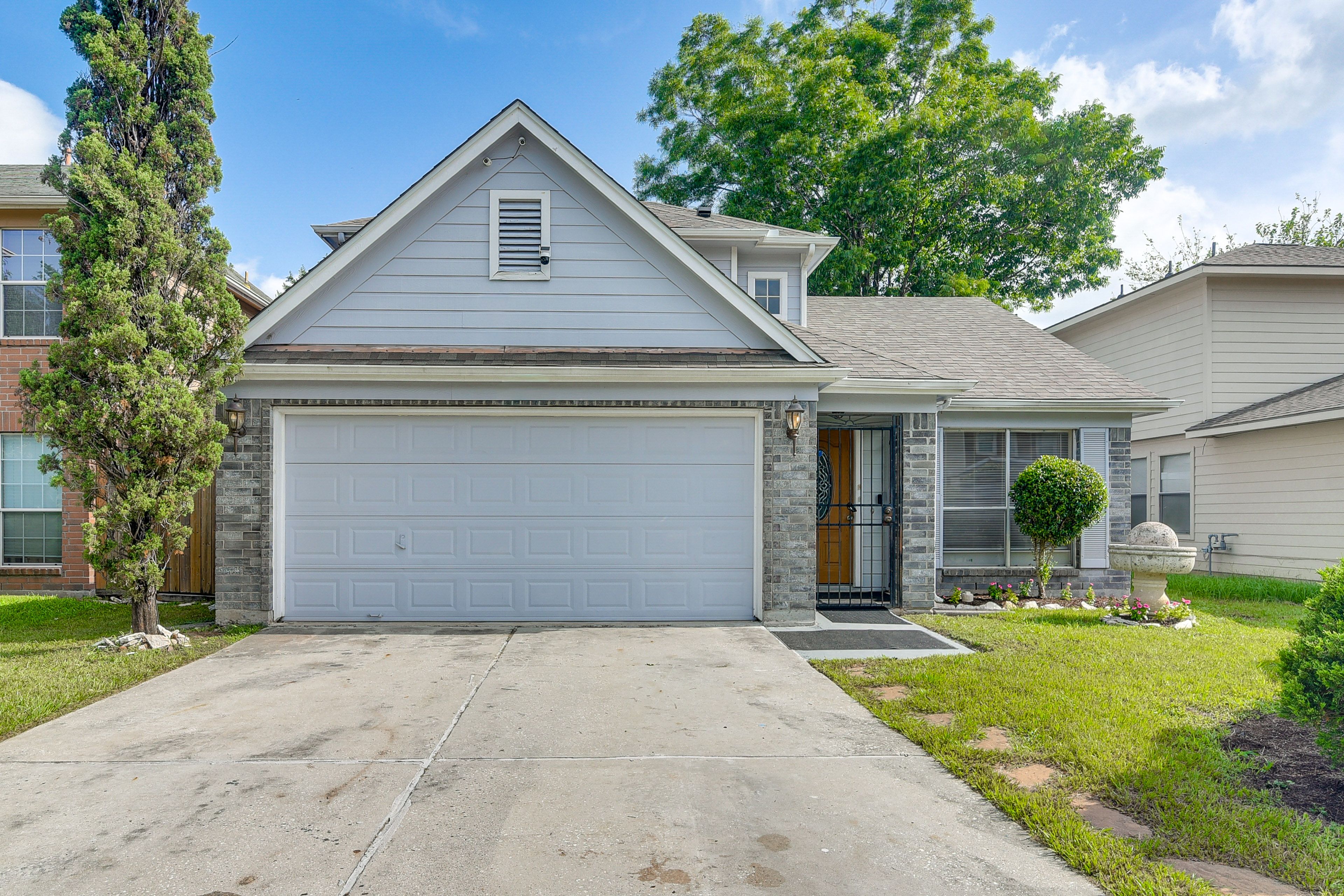 Property Exterior | Shared Driveway (2 Vehicles)