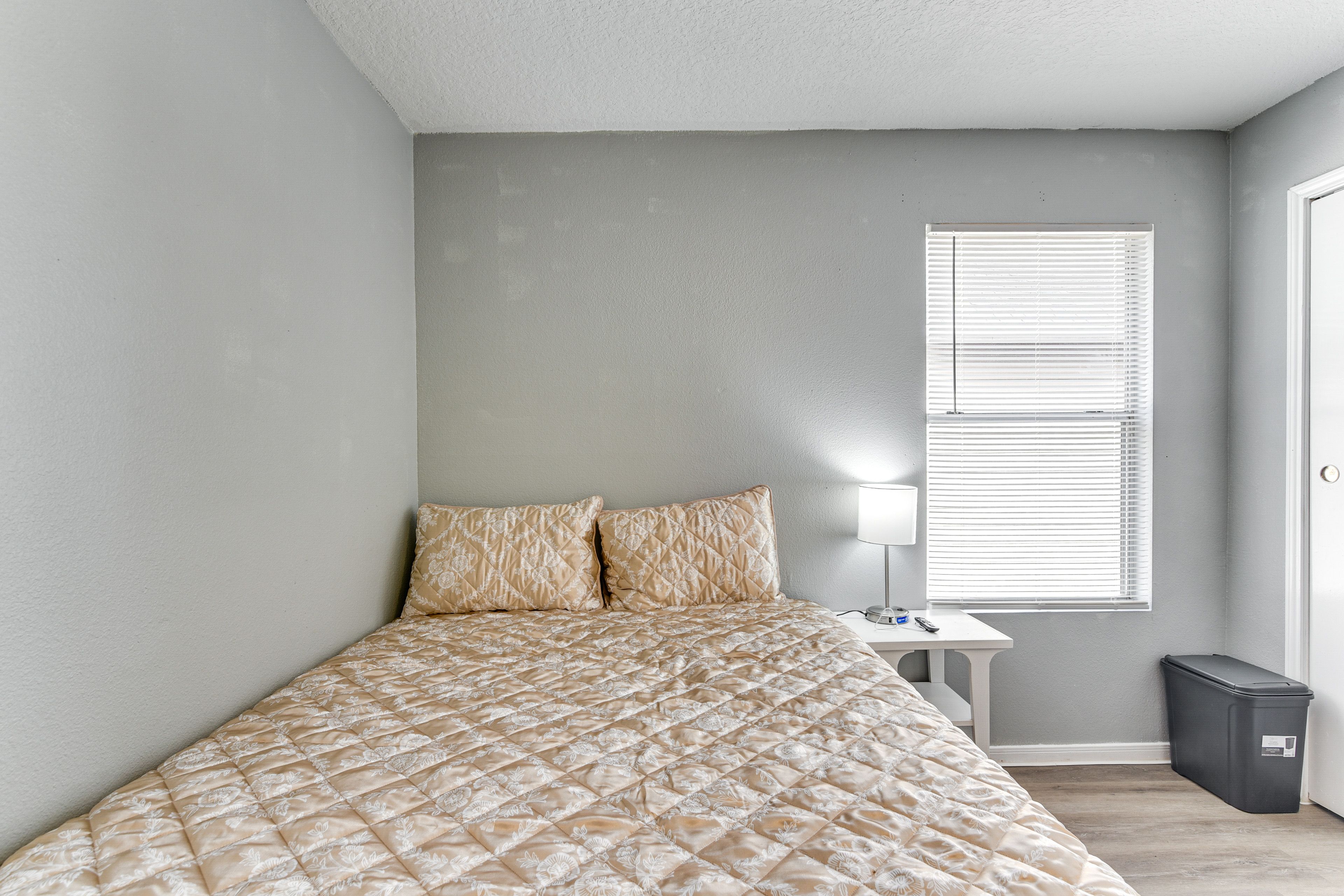 Bedroom 2 | Queen Bed | Smart TV | Upper Level