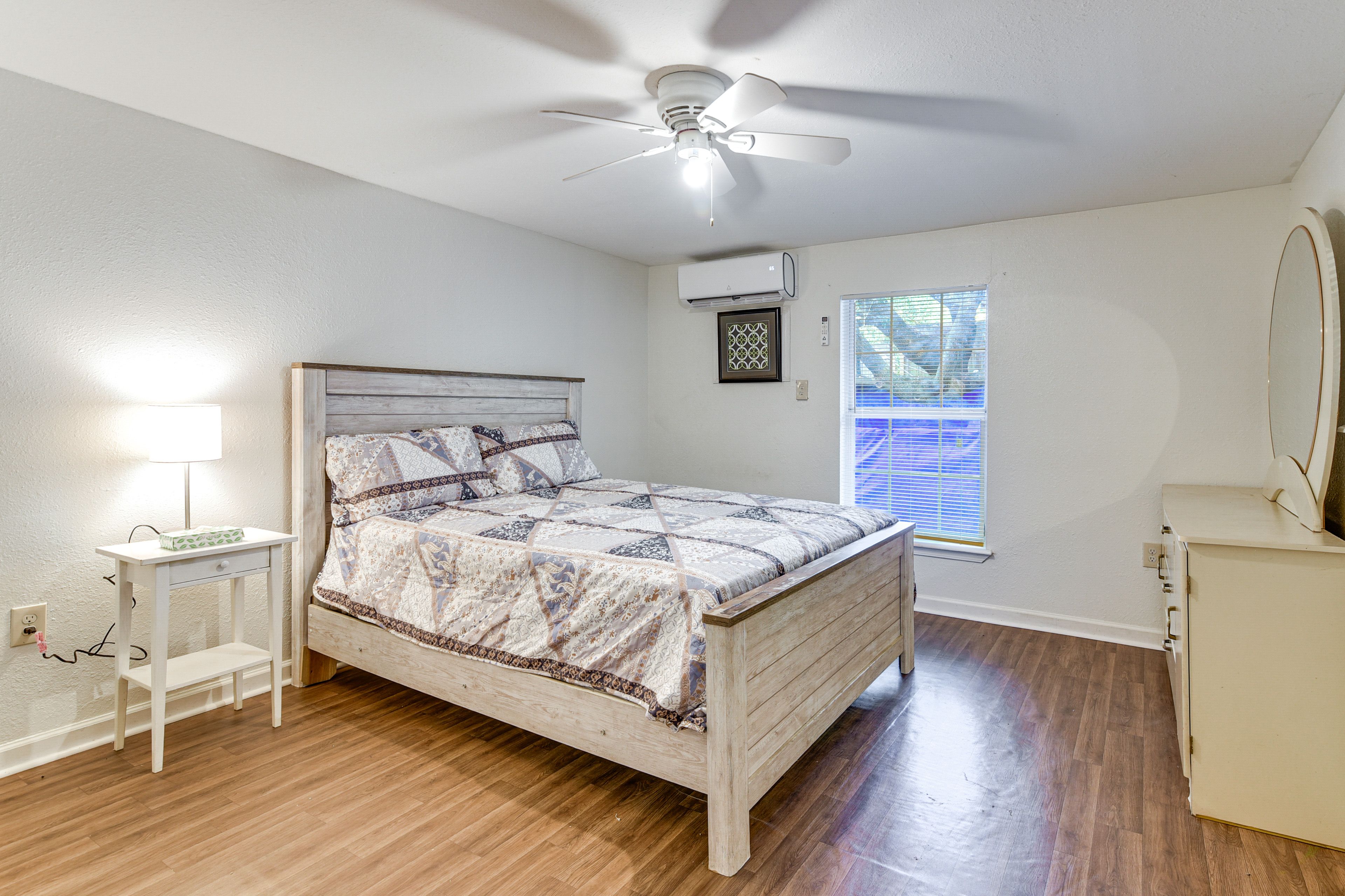 Bedroom 1 | Queen Bed