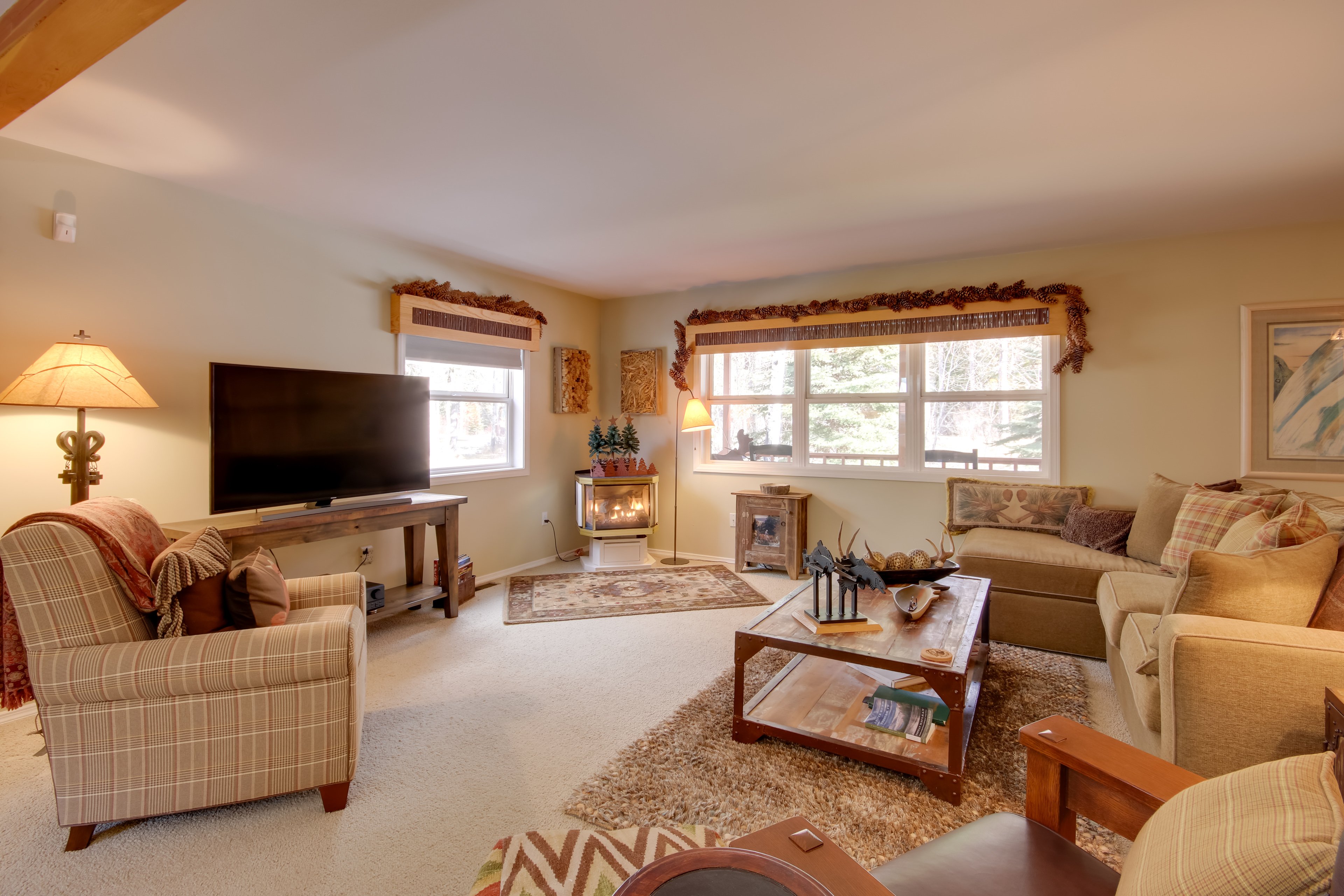 Main Cabin | Living Room | 1st Floor