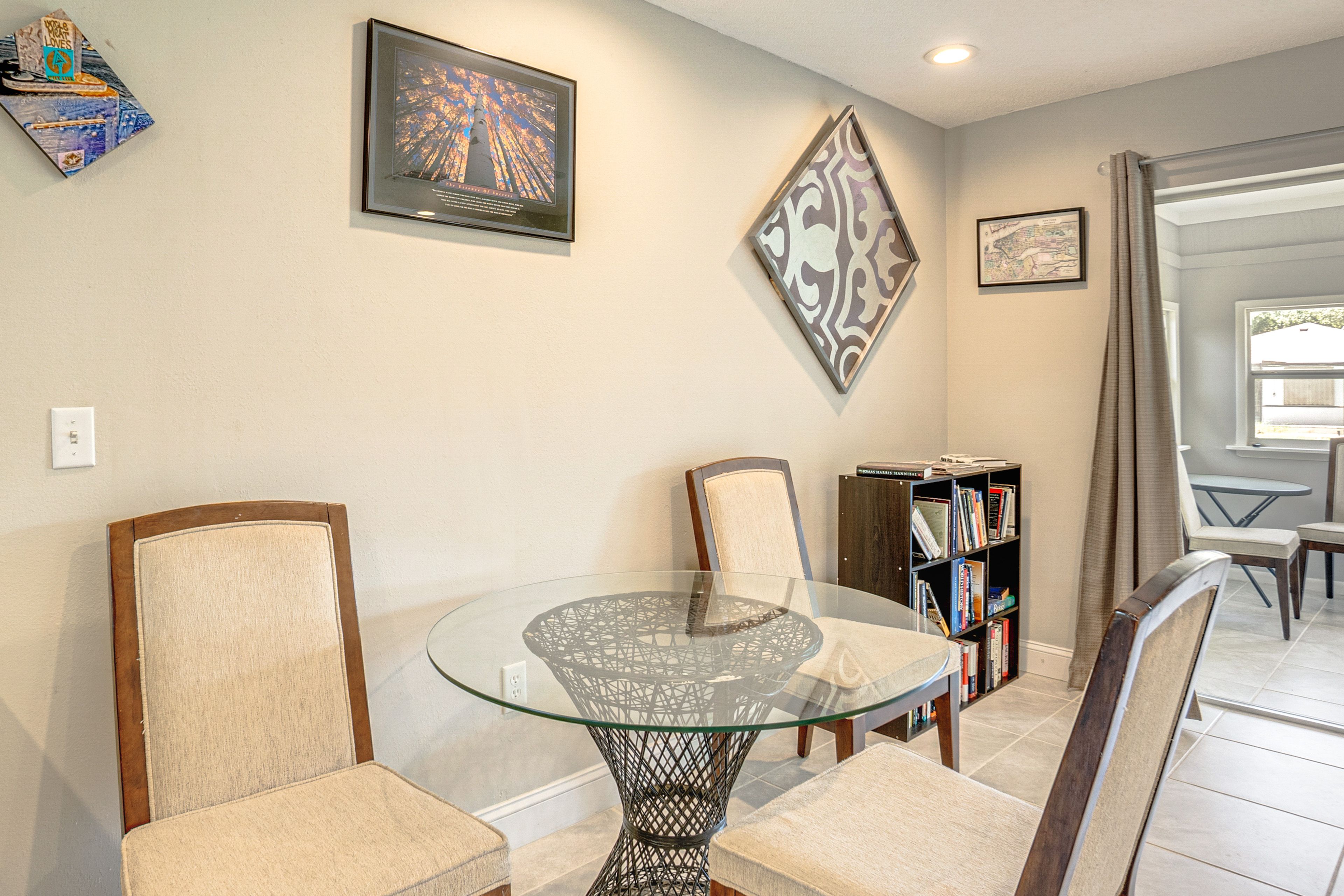 Dining Area | Dishware/Flatware Provided