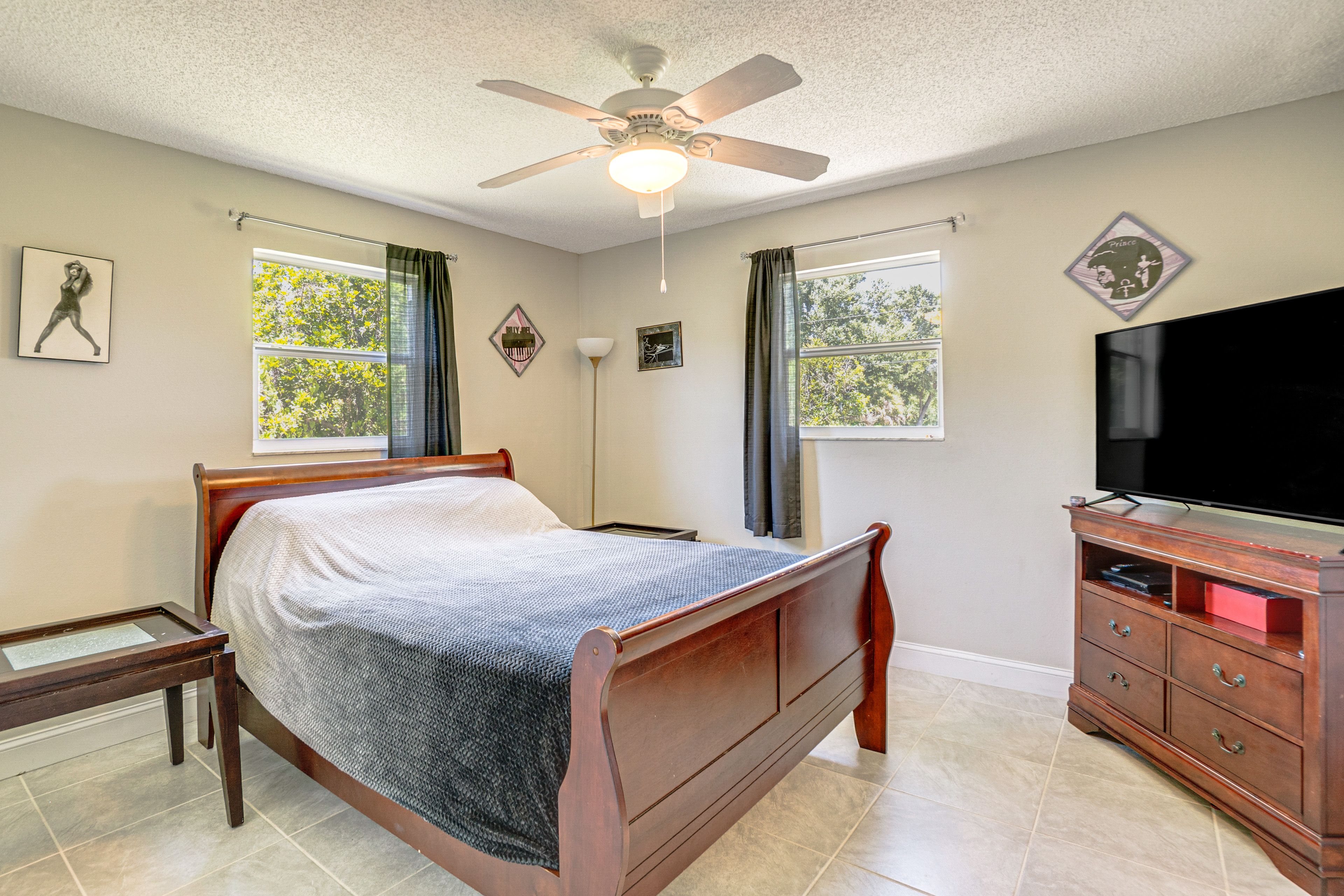Bedroom 1 | Queen Bed | Smart TV